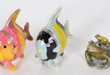 Três  porta pílulas de metal esmaltado com pedr... - Três  porta pílulas de metal esmaltado com pedrinhas coloridas, representando 2 peixes e 1 sapo com filhote .