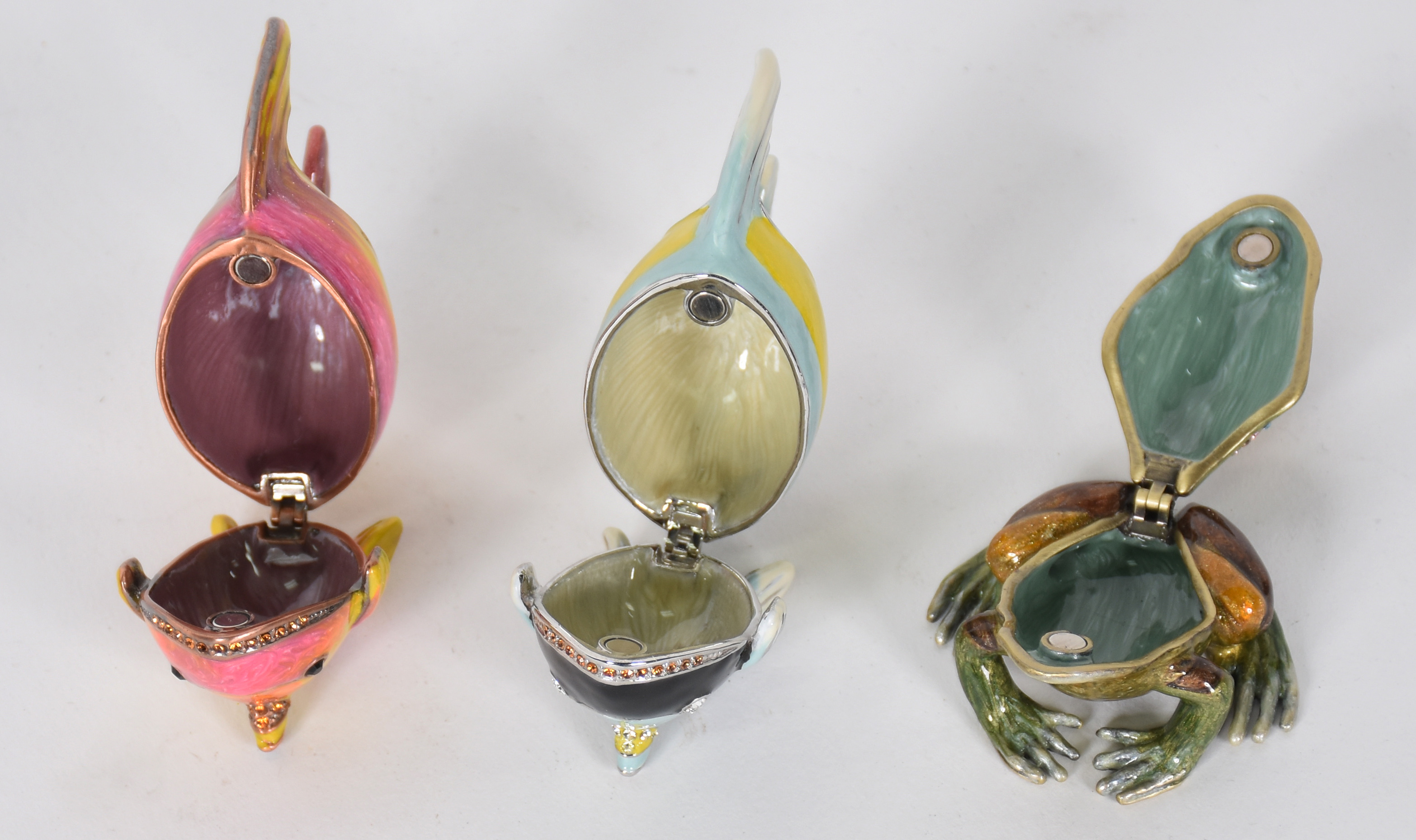 Três porta pílulas de metal esmaltado com pedrinhas coloridas... - foto 2 de 6