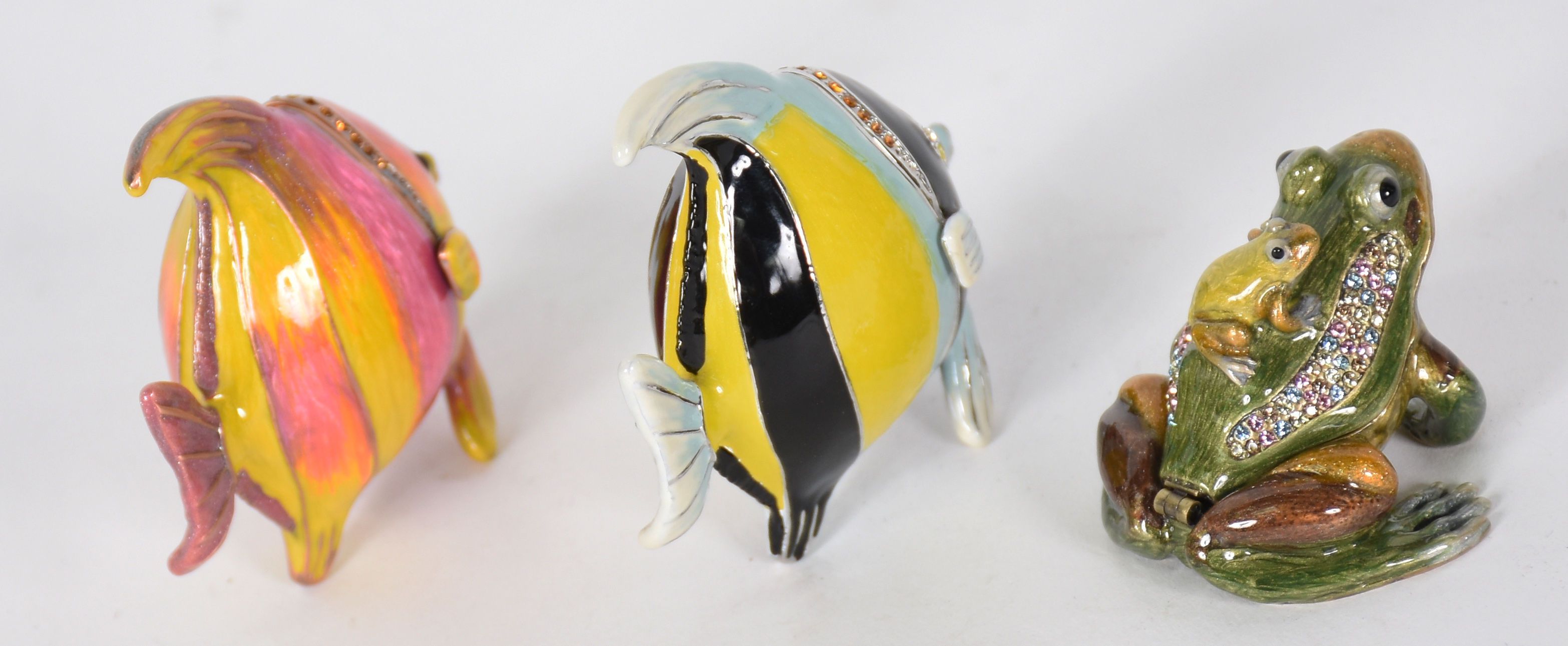 Três porta pílulas de metal esmaltado com pedrinhas coloridas... - foto 3 de 6