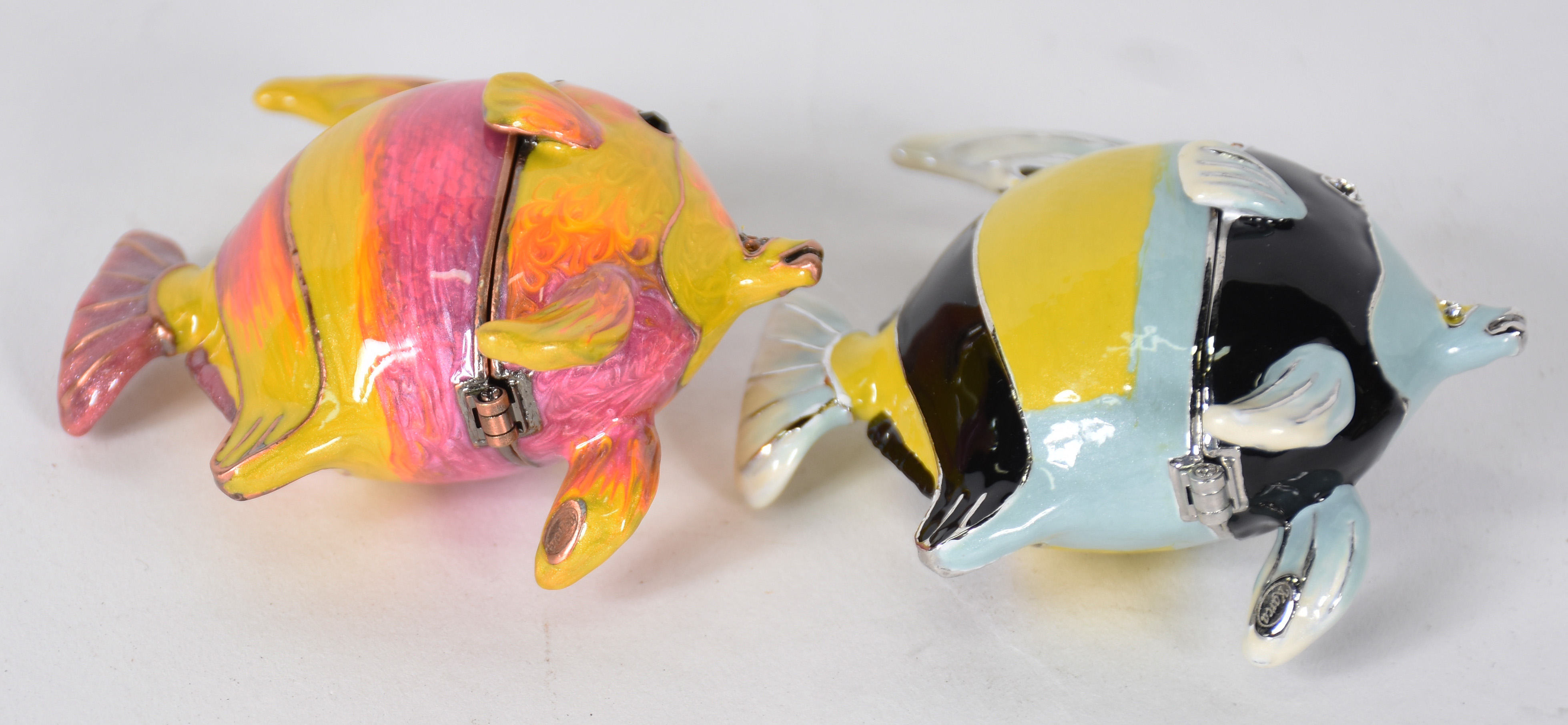 Três porta pílulas de metal esmaltado com pedrinhas coloridas... - foto 5 de 6