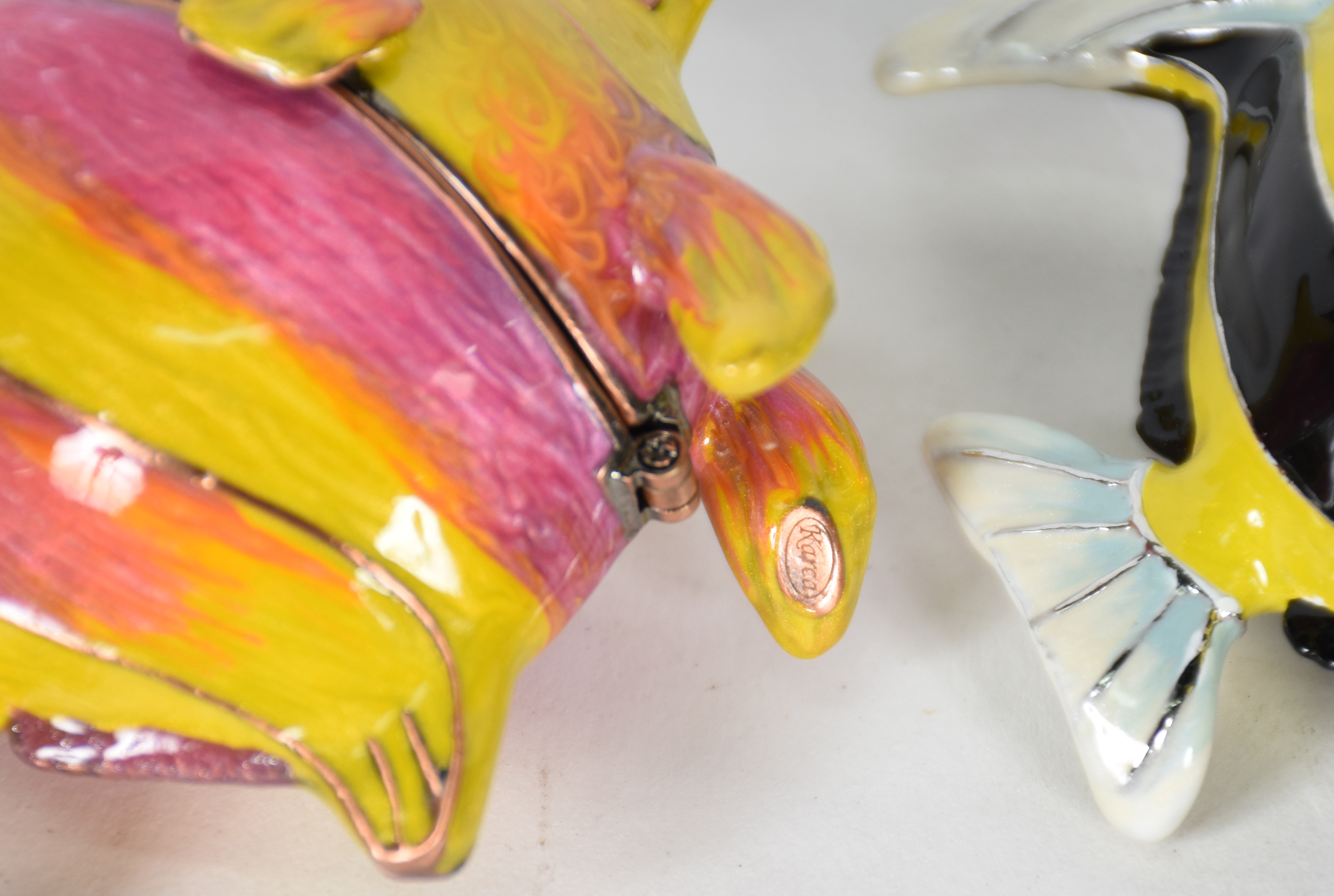 Três porta pílulas de metal esmaltado com pedrinhas coloridas... - foto 6 de 6