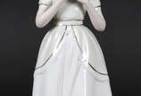 Estatueta de porcelana representando menina com... - Estatueta de porcelana representando menina com flor .