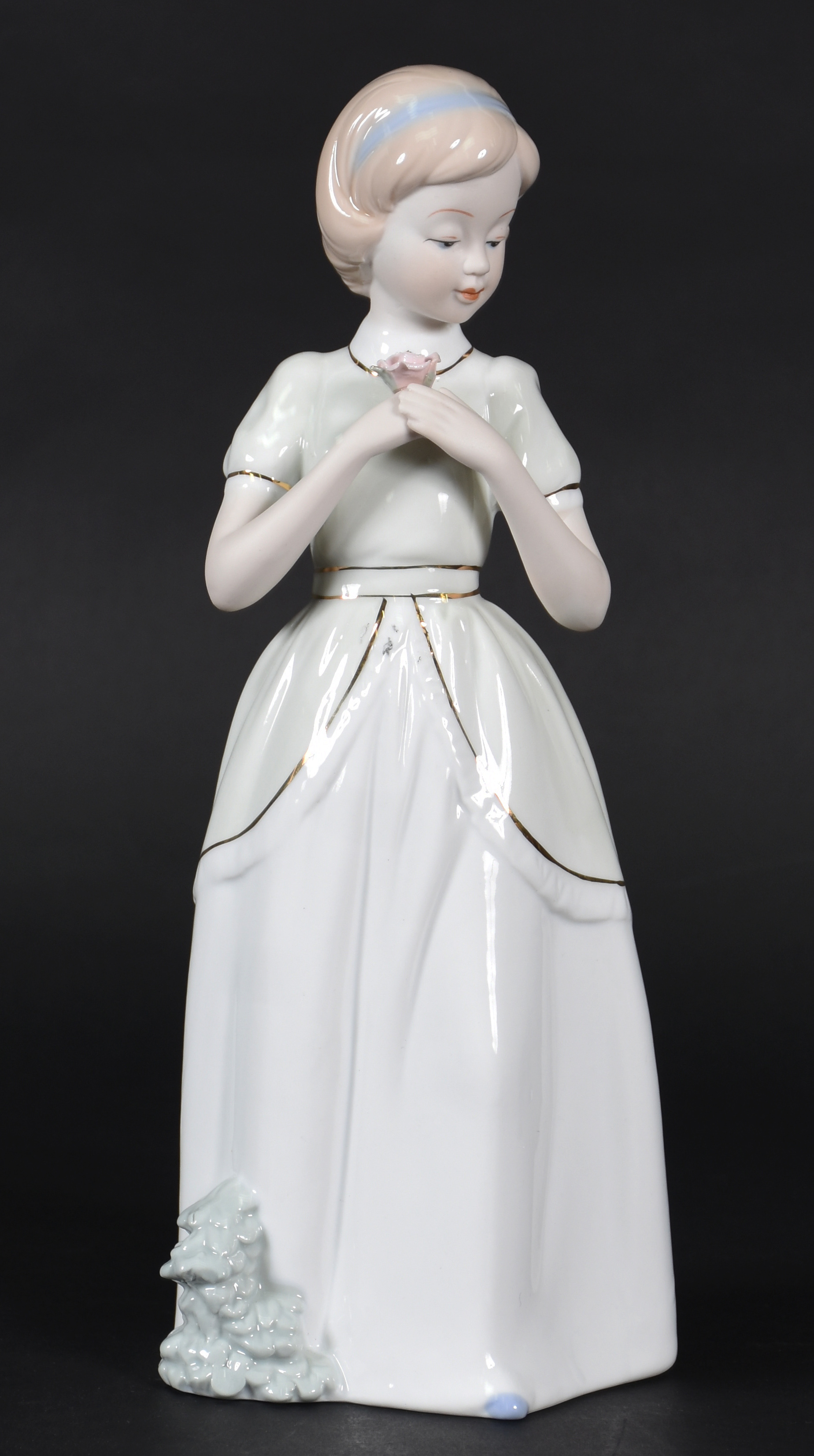 Estatueta de porcelana representando menina com flor . - foto 1 de 5