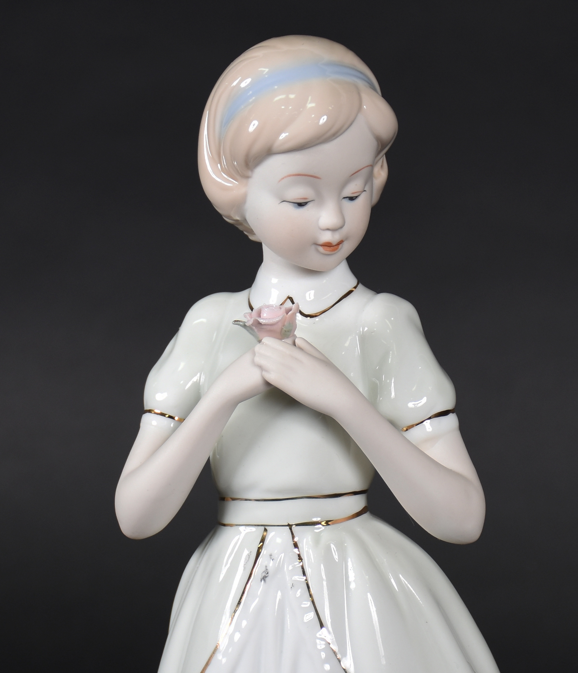 Estatueta de porcelana representando menina com flor . - foto 2 de 5