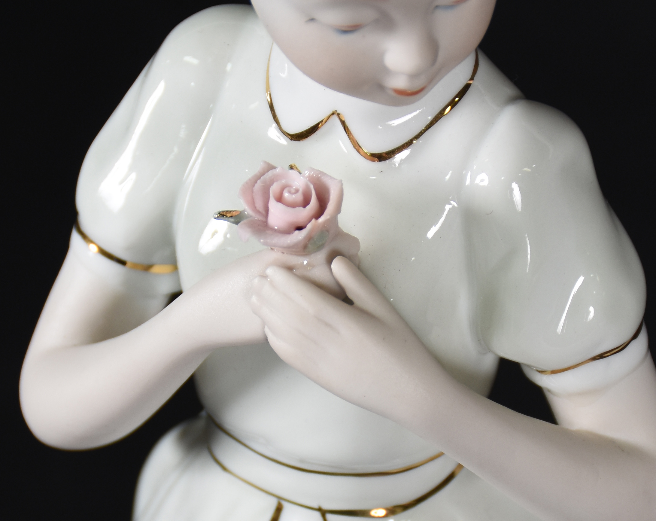 Estatueta de porcelana representando menina com flor . - foto 3 de 5