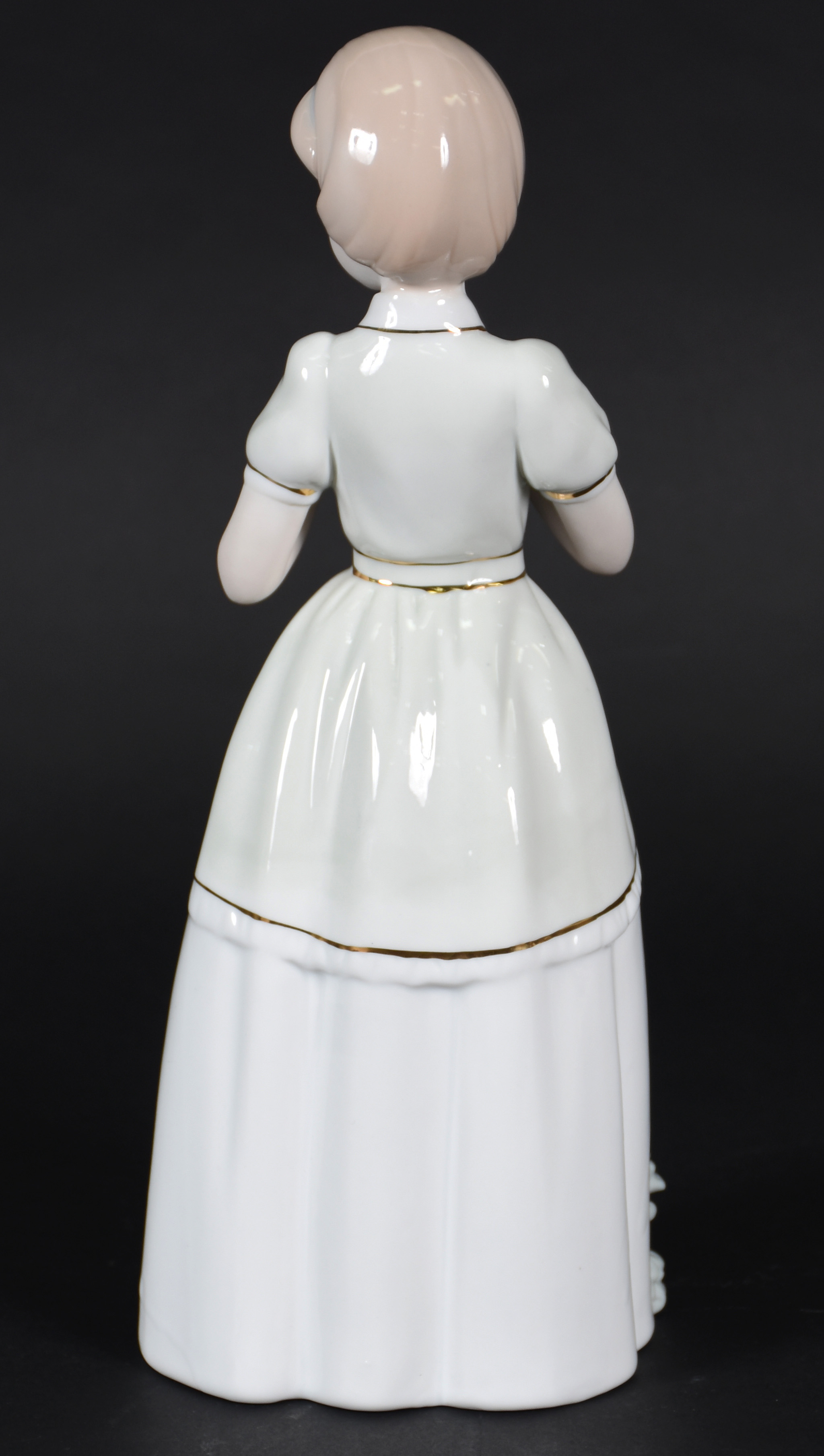 Estatueta de porcelana representando menina com flor . - foto 4 de 5