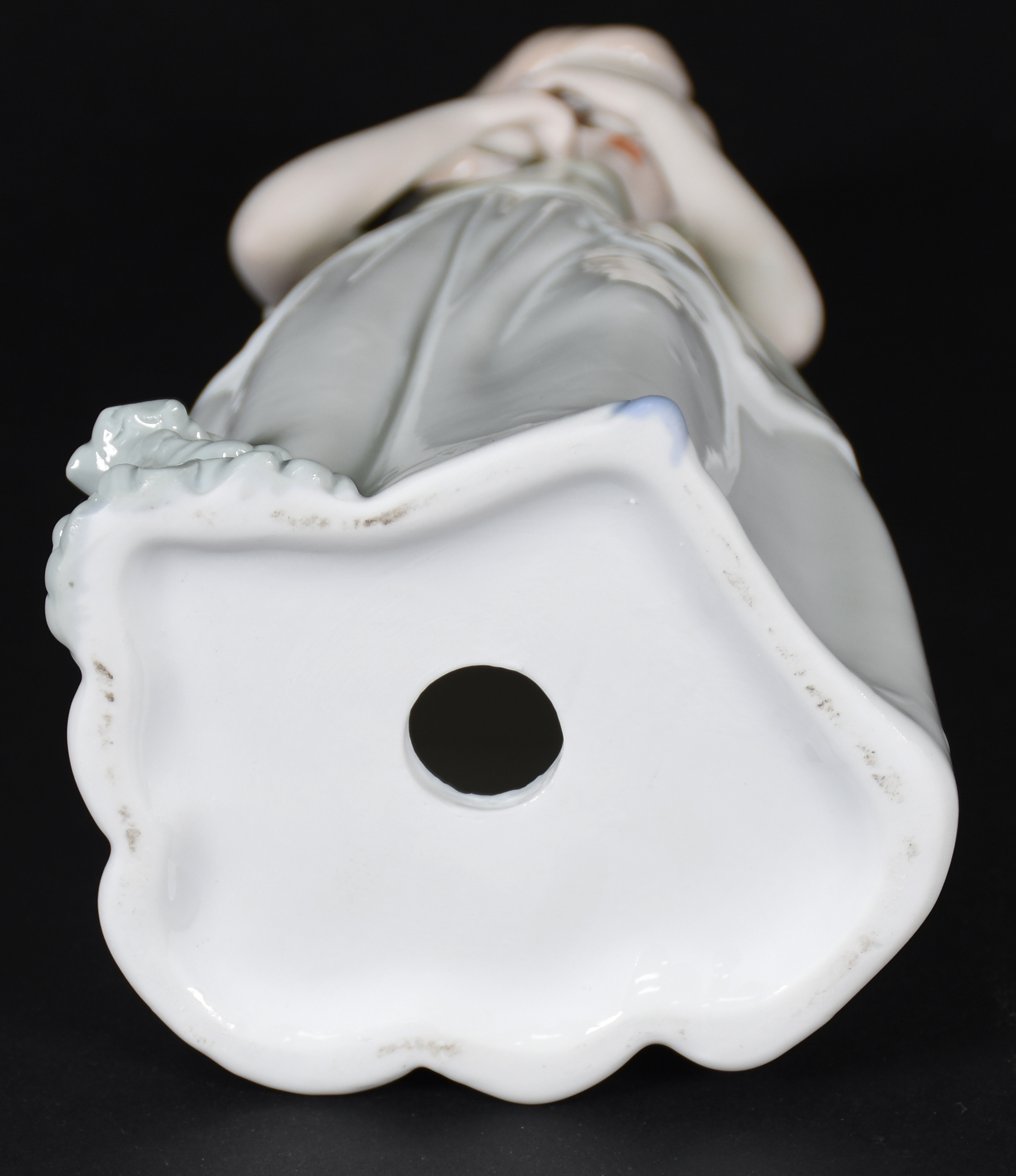 Estatueta de porcelana representando menina com flor . - foto 5 de 5