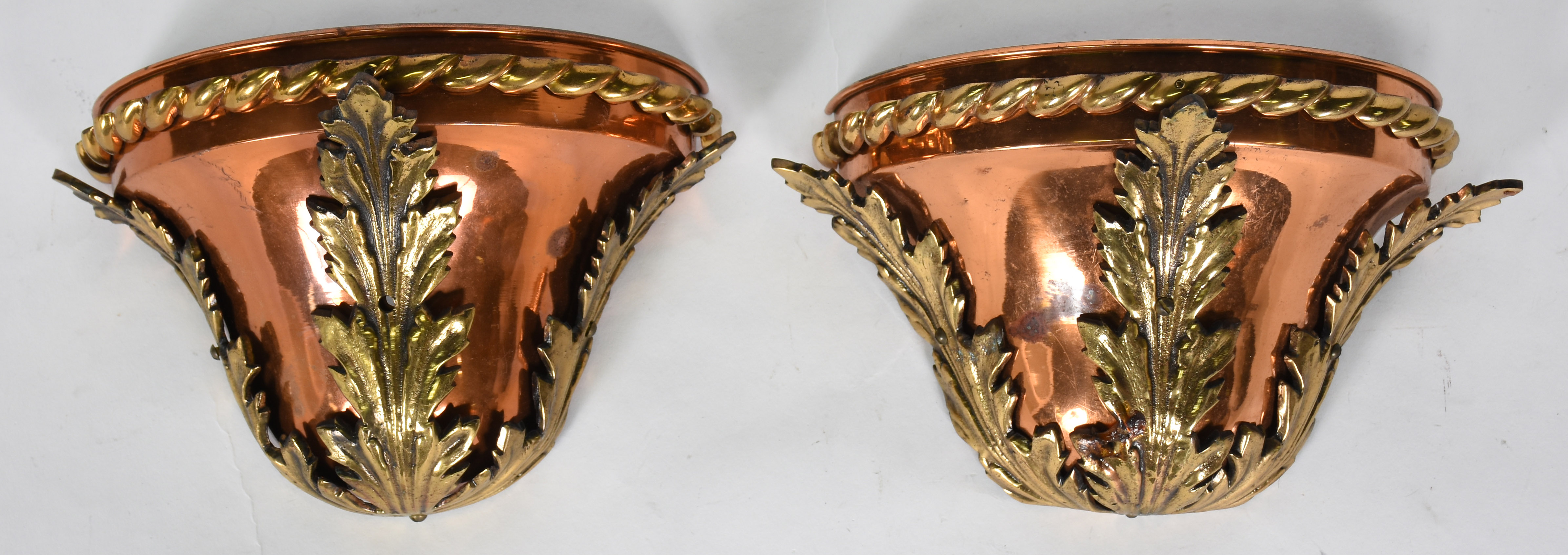 Par de apliques de metal dourado com folhagens em relevo. - foto 1 de 3