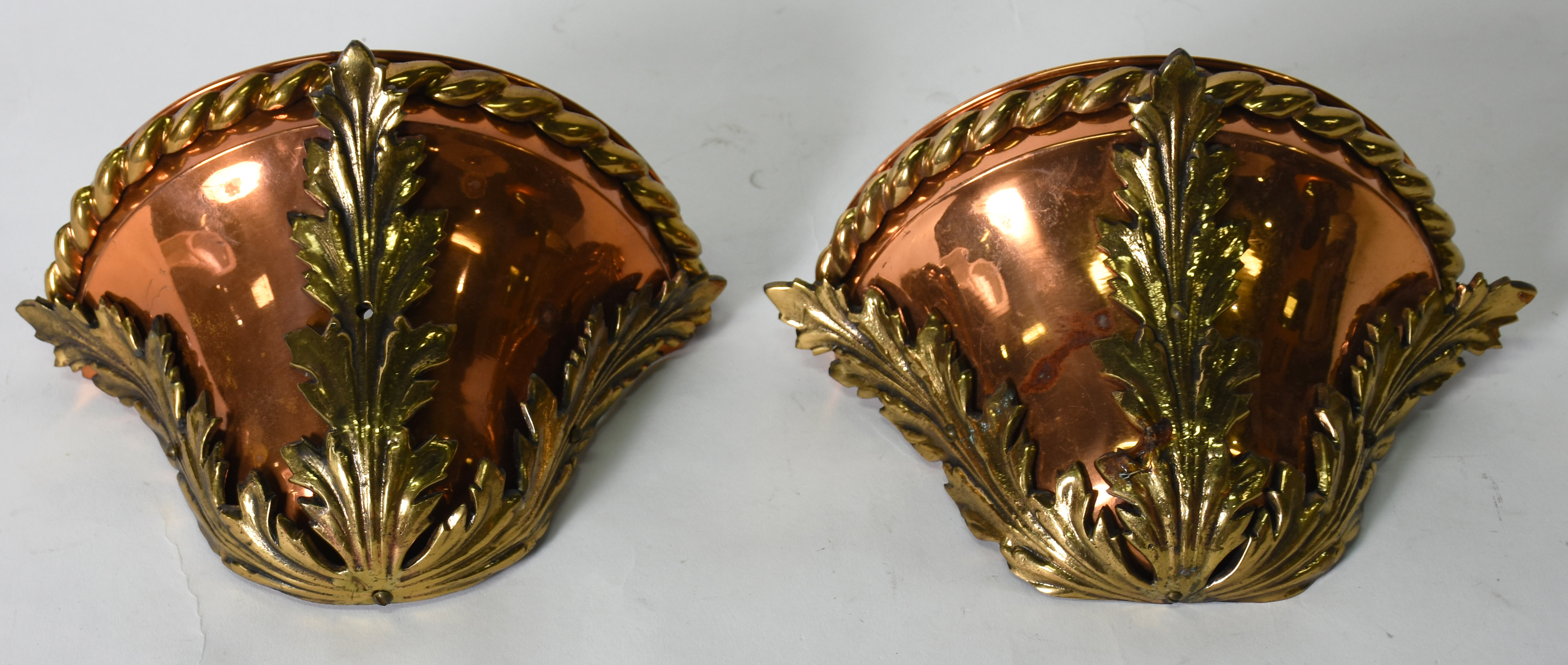 Par de apliques de metal dourado com folhagens em relevo. - foto 2 de 3