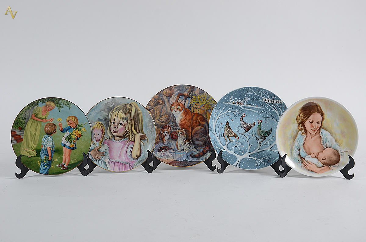 Cinco pratos de porcelana de coleções limitadas com decorações...