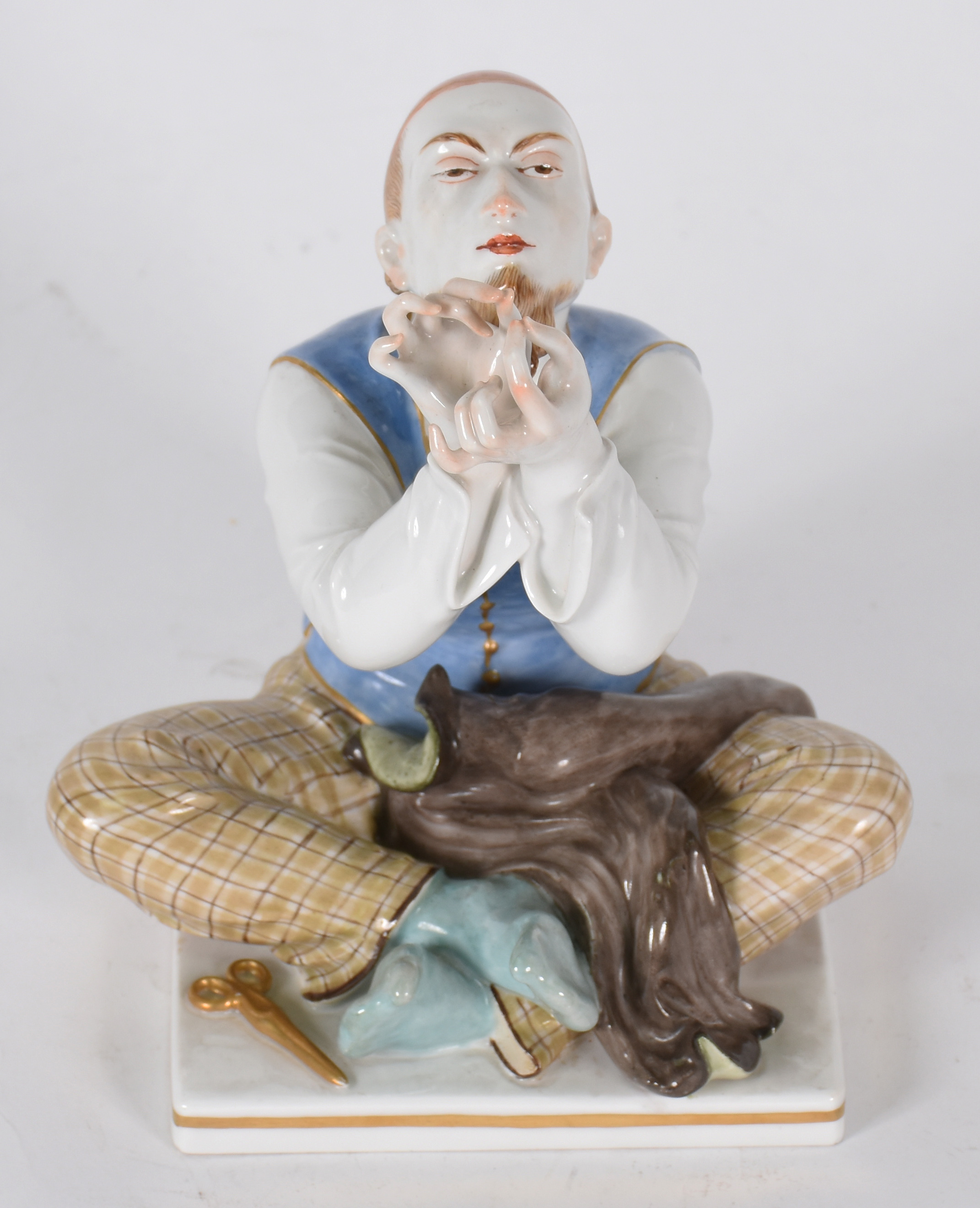 Estatueta Alemã de porcelana " costureiro " . - foto 1 de 5