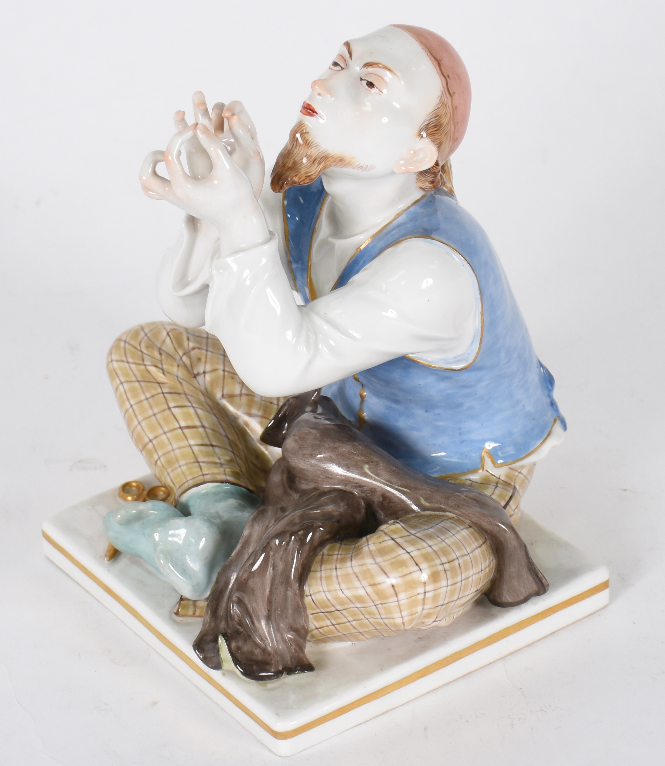 Estatueta Alemã de porcelana " costureiro " . - foto 2 de 5