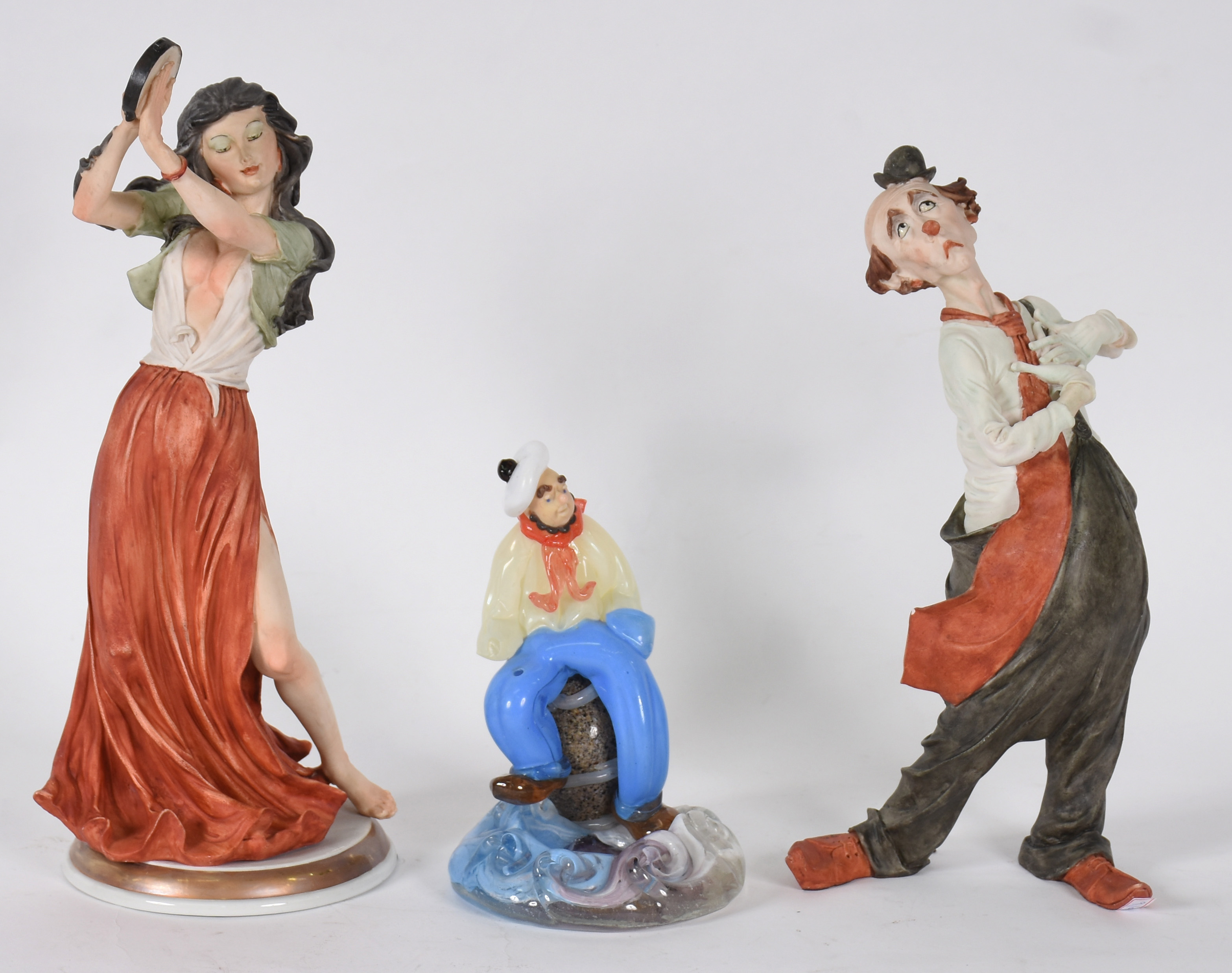 Tres estatuetas, sendo duas Italianas de porcelana representando... - foto 1 de 9