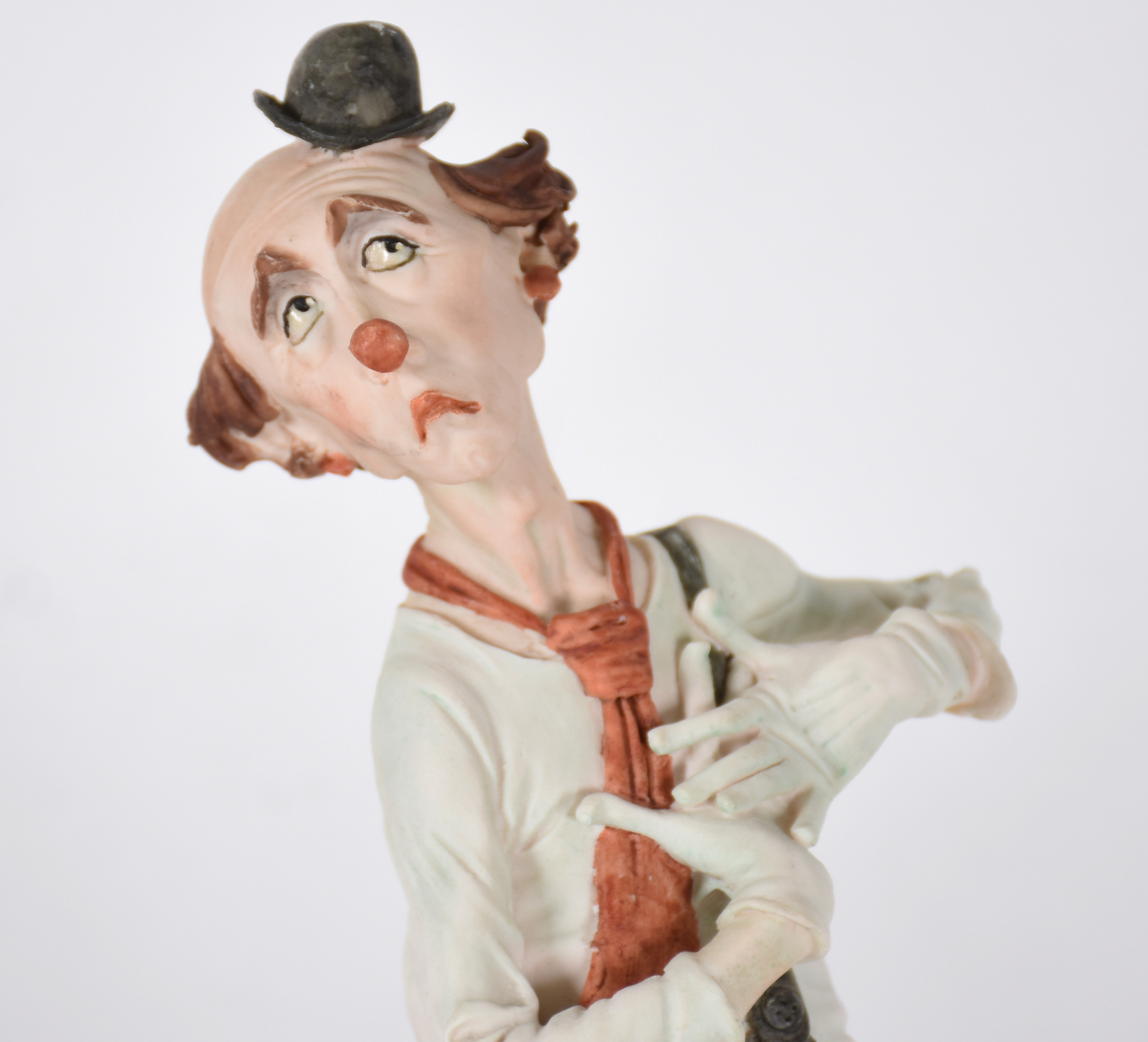 Tres estatuetas, sendo duas Italianas de porcelana representando... - foto 2 de 9