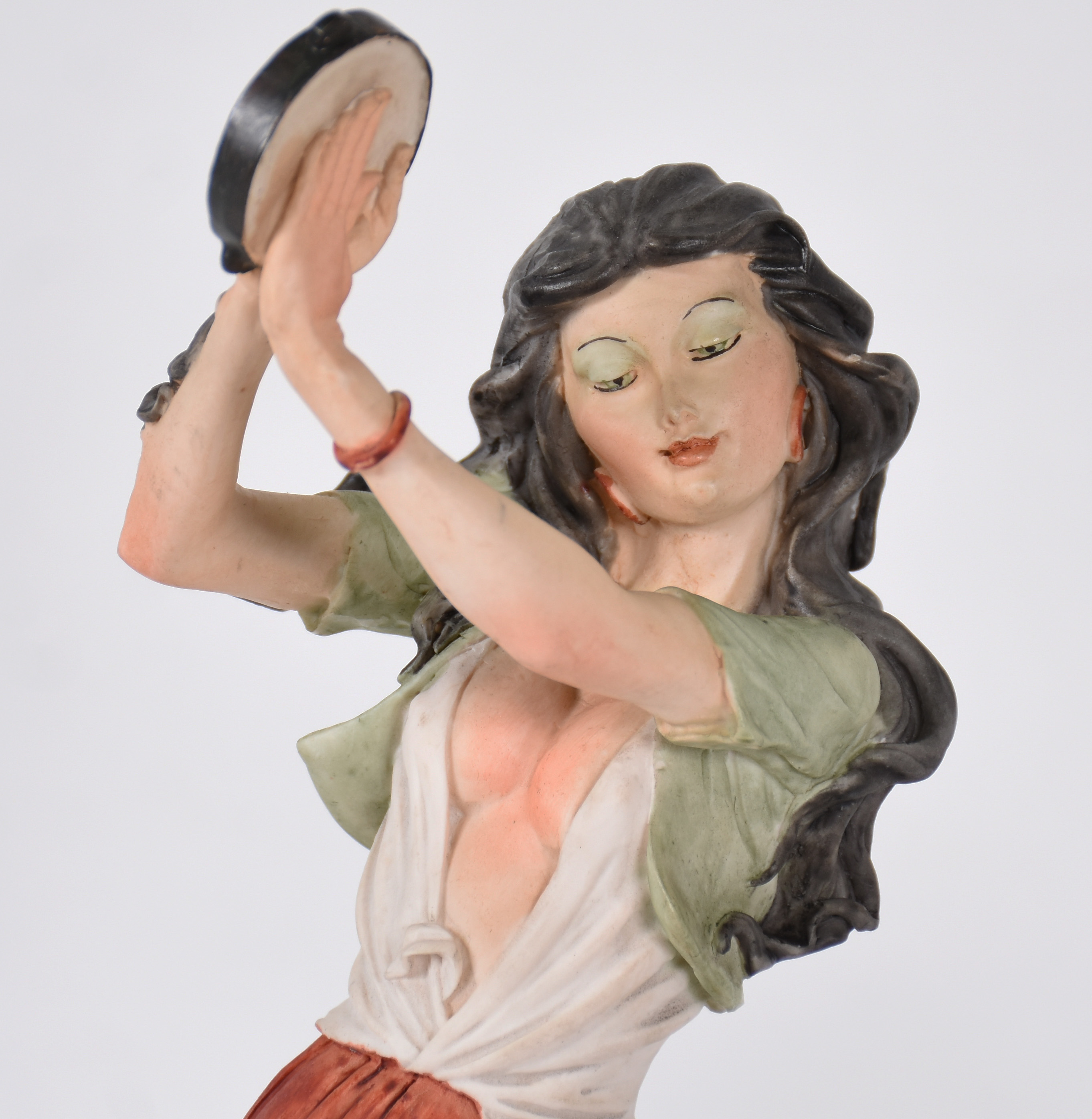 Tres estatuetas, sendo duas Italianas de porcelana representando... - foto 4 de 9