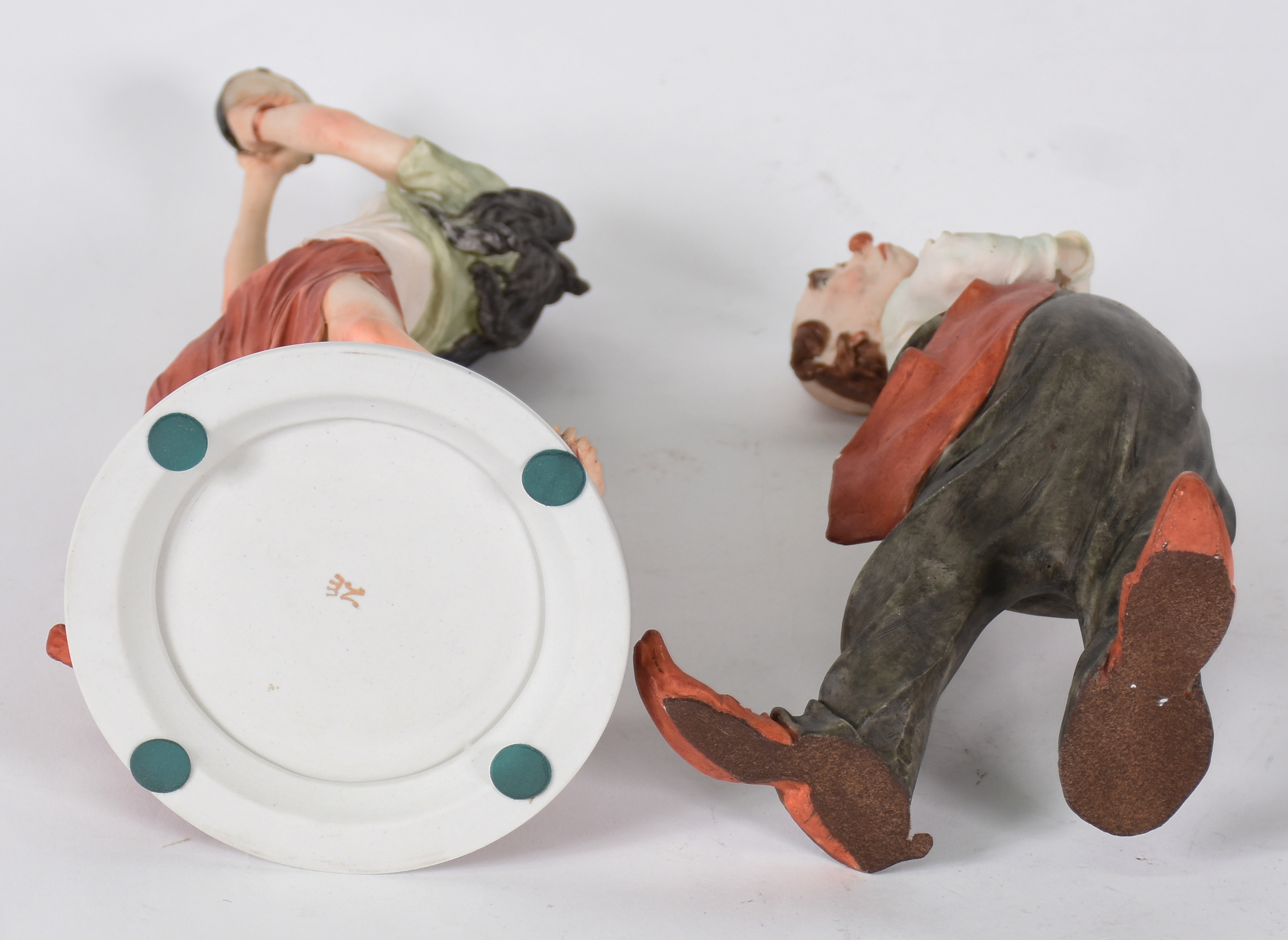 Tres estatuetas, sendo duas Italianas de porcelana representando... - foto 7 de 9