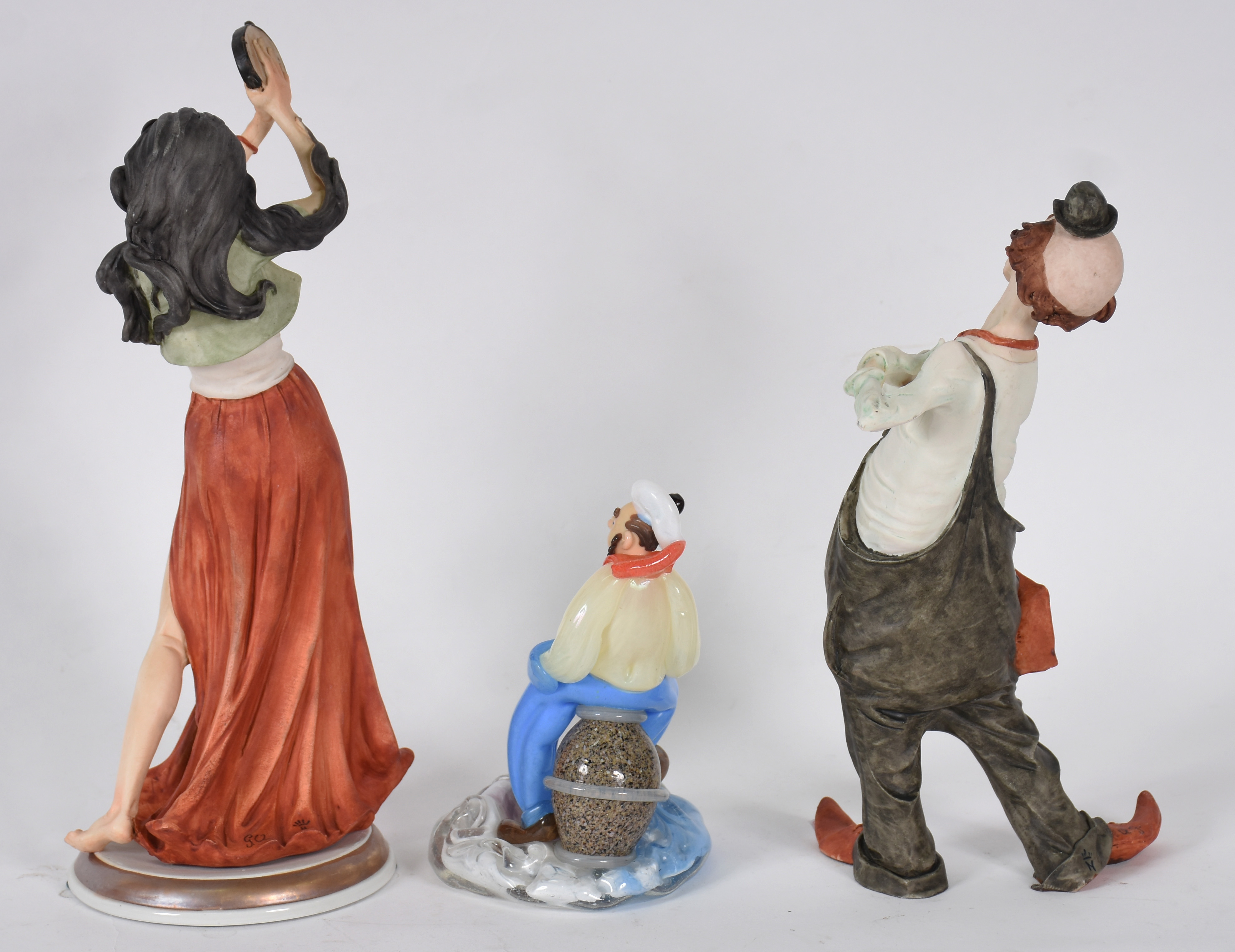 Tres estatuetas, sendo duas Italianas de porcelana representando... - foto 9 de 9