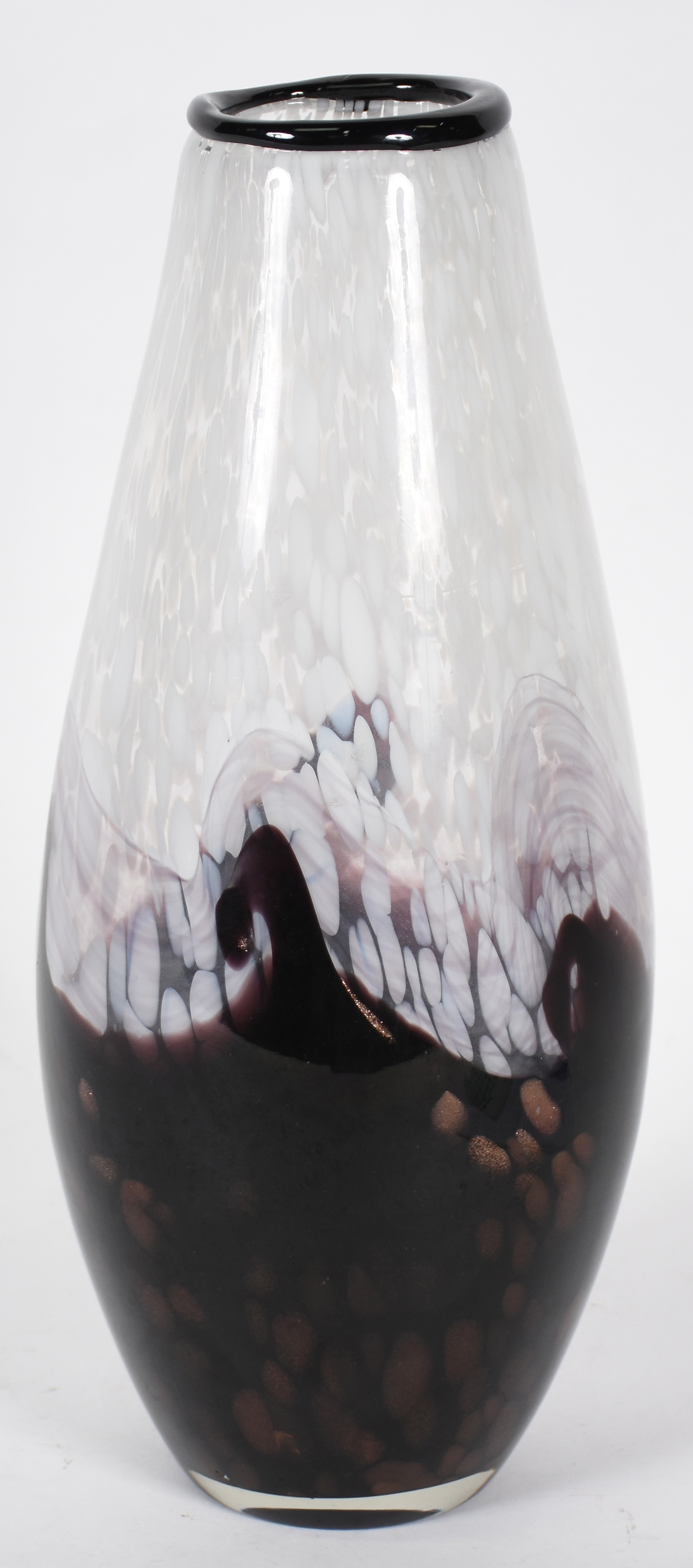 Vaso de Murano branco e preto com pó de ouro . - foto 2 de 3