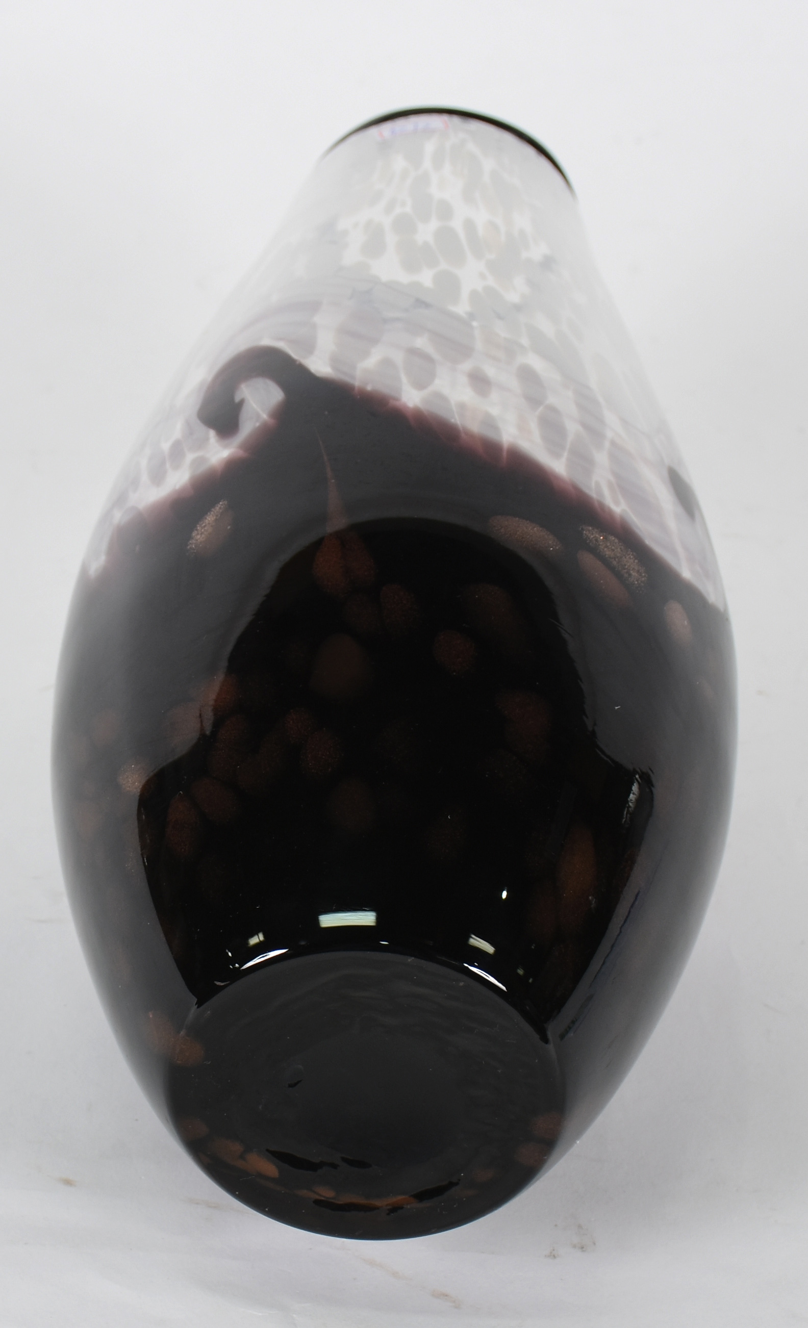 Vaso de Murano branco e preto com pó de ouro . - foto 3 de 3