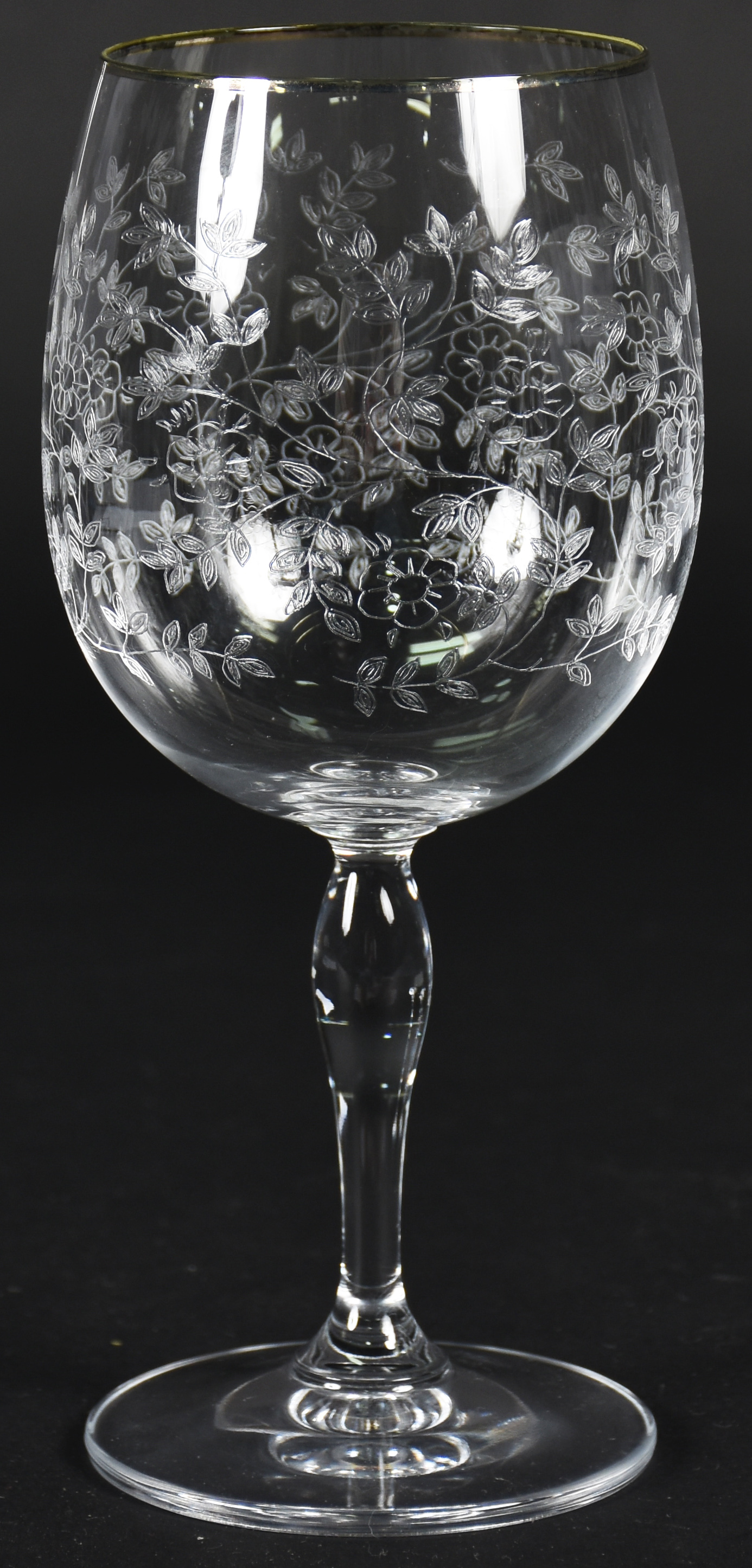 Serviço de cristal lavrado com borda prateada , composto de 12... - foto 3 de 3