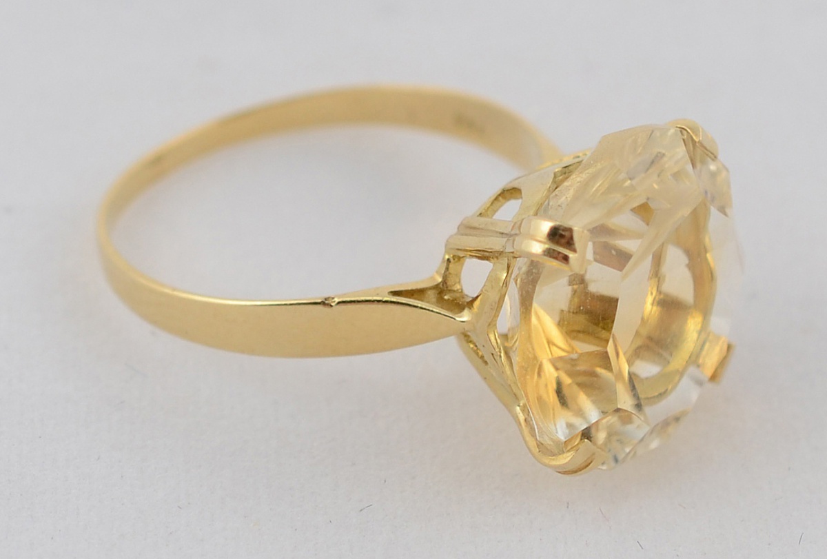 Anel de ouro amarelo 18 k com citrino. Peso total 3,7 g - Aro 18,5.