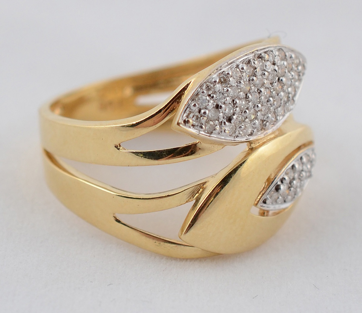 Anel de ouro amarelo 18 k com quarenta brilhantes. Peso total 5,7 g... - foto 1 de 2