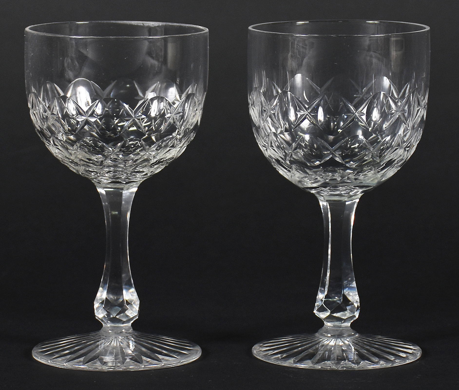 Duas taças para vinho de cristal lapidado, possivelmente Baccarat. - foto 1 de 3