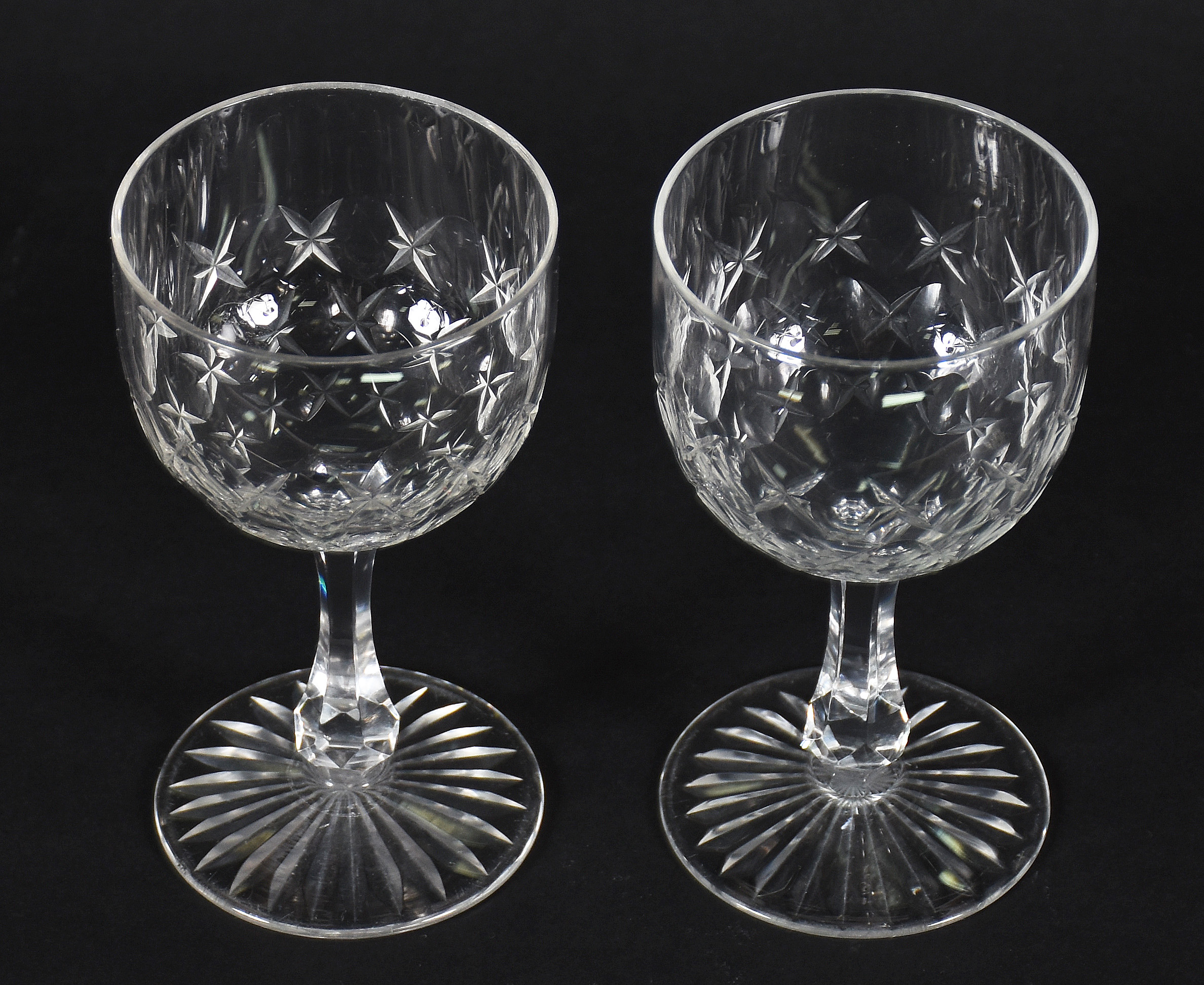 Duas taças para vinho de cristal lapidado, possivelmente Baccarat. - foto 2 de 3