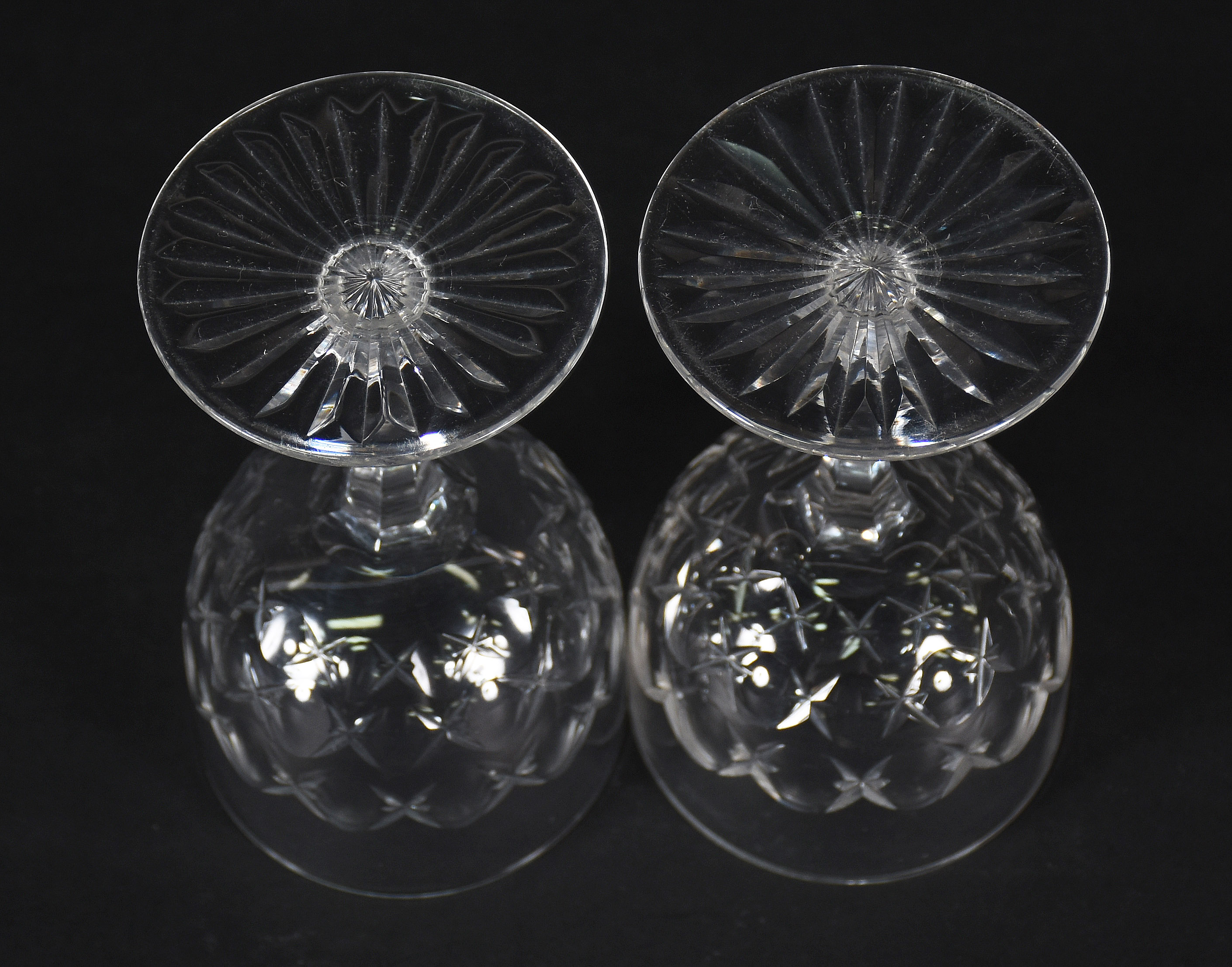 Duas taças para vinho de cristal lapidado, possivelmente Baccarat. - foto 3 de 3