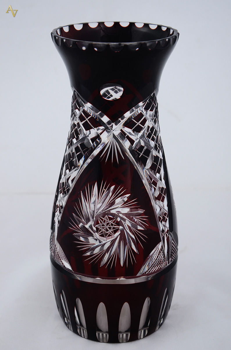 Vaso de cristal double rubi lapidado. Altura 25 cm.
