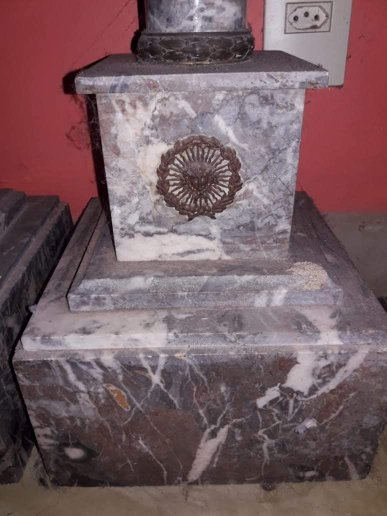 Par de colunas italianas – Mármore vermelho com veios cinza e... - foto 3 de 3