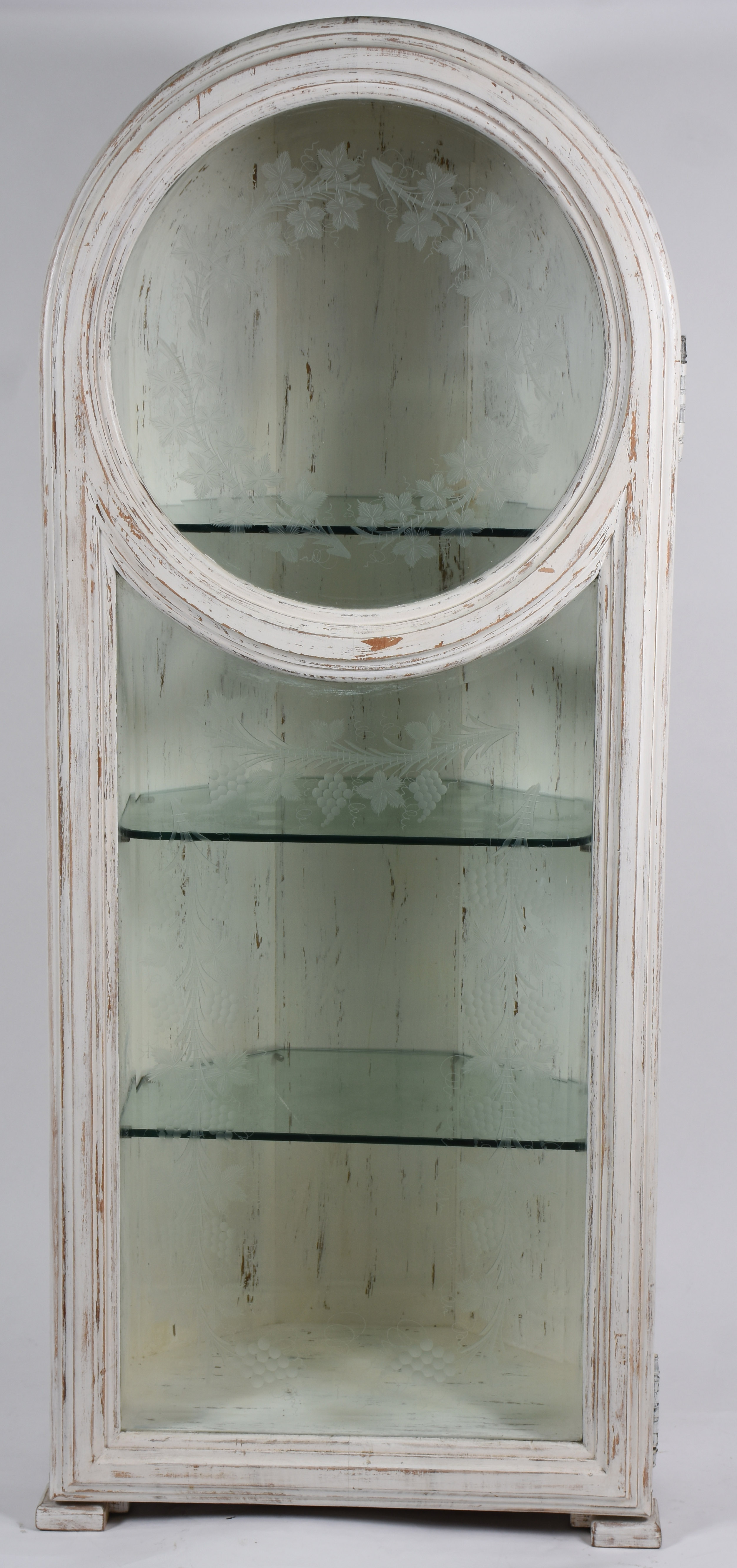 Vitrine de canto de madeira nobre patinada de branco com porta de... - foto 2 de 5