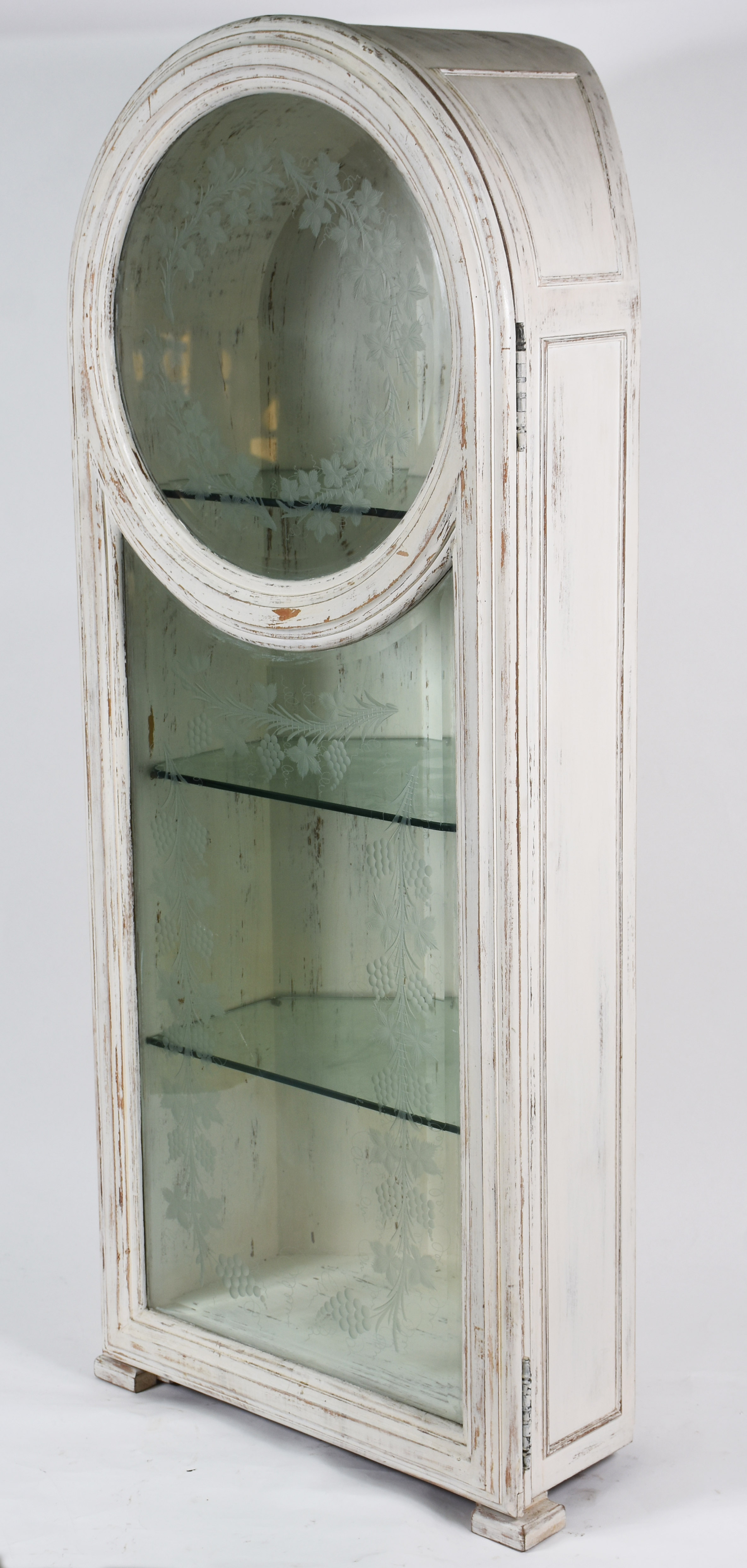Vitrine de canto de madeira nobre patinada de branco com porta de... - foto 1 de 5