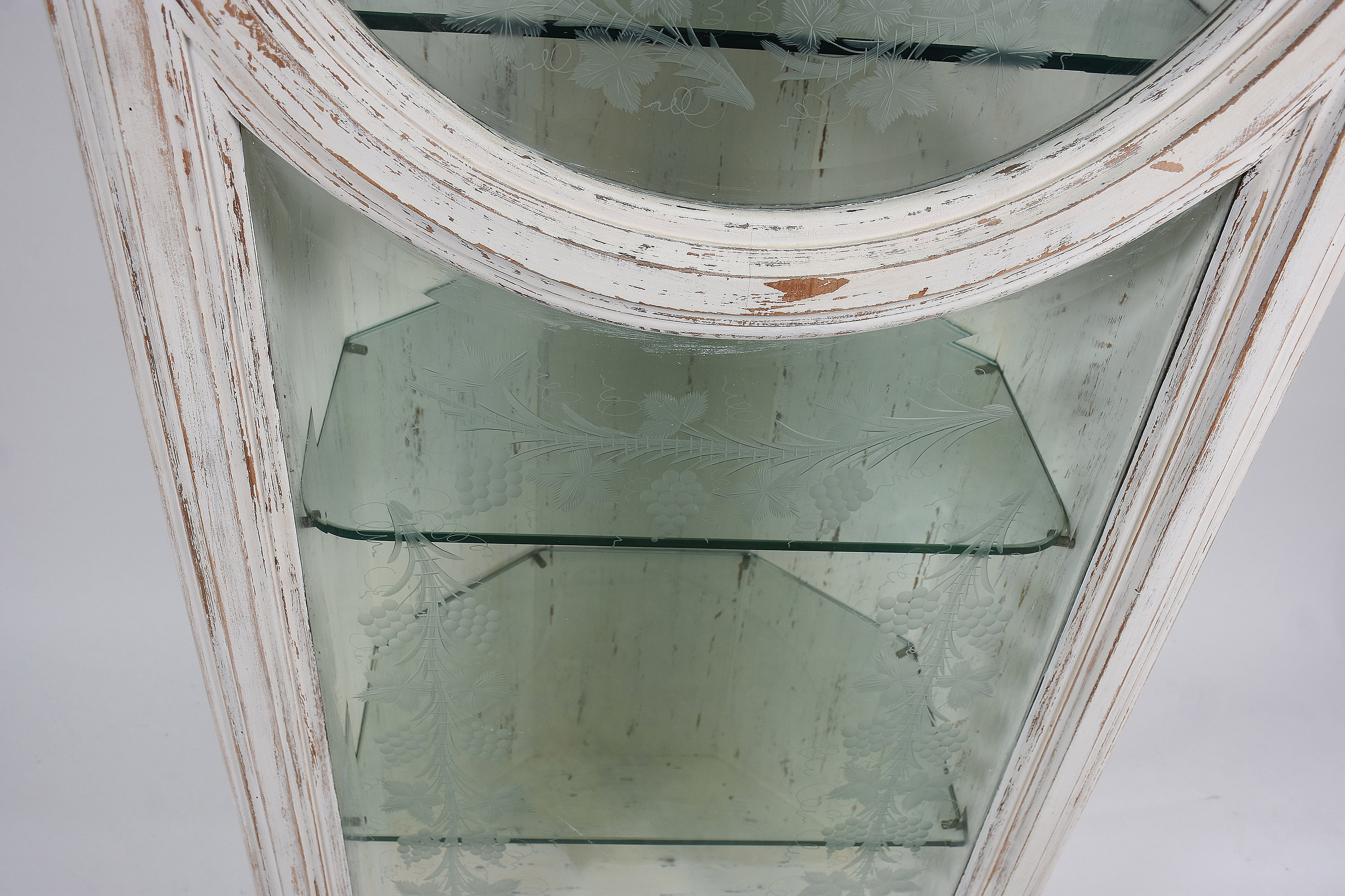 Vitrine de canto de madeira nobre patinada de branco com porta de... - foto 3 de 5