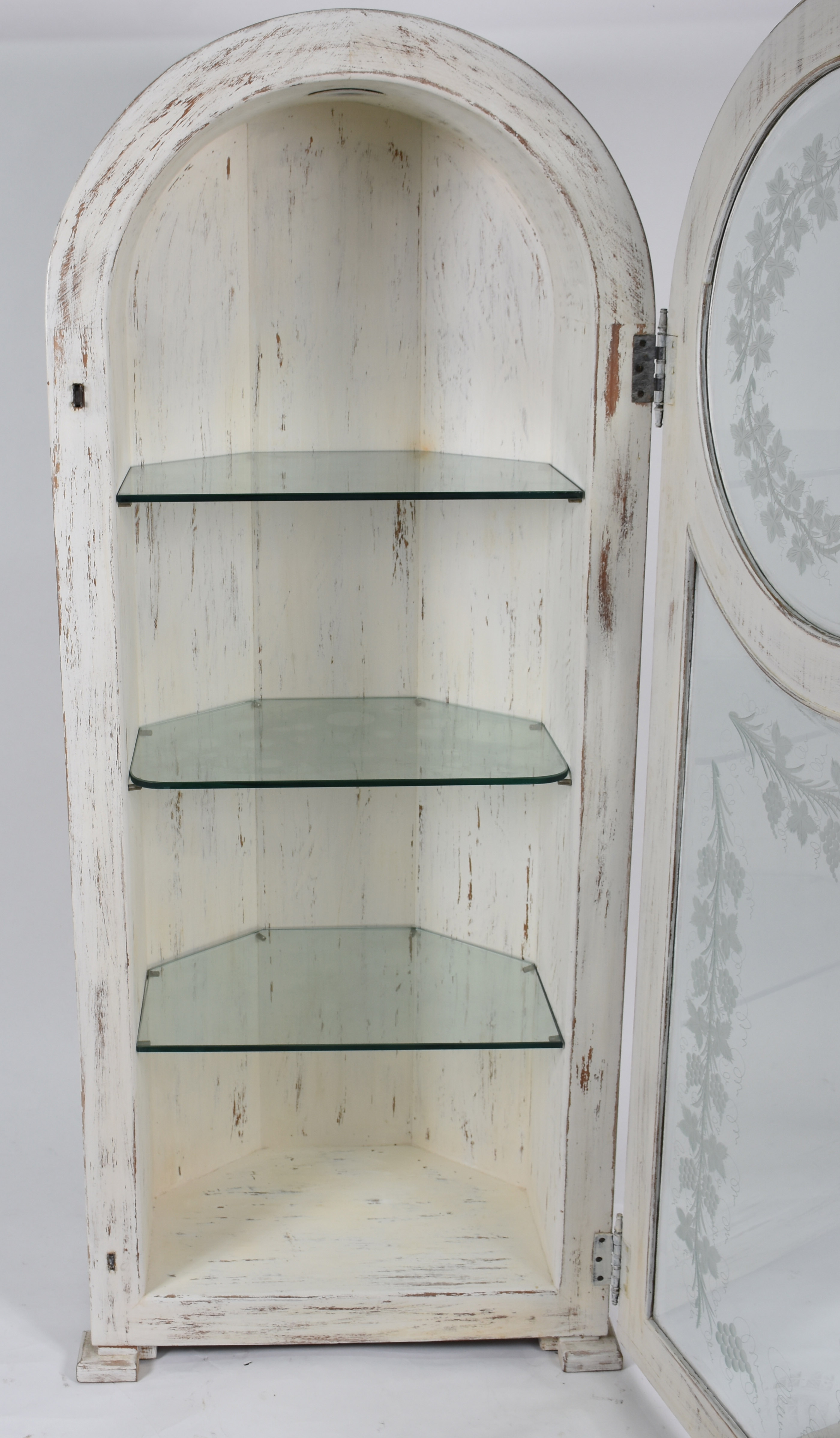 Vitrine de canto de madeira nobre patinada de branco com porta de... - foto 4 de 5
