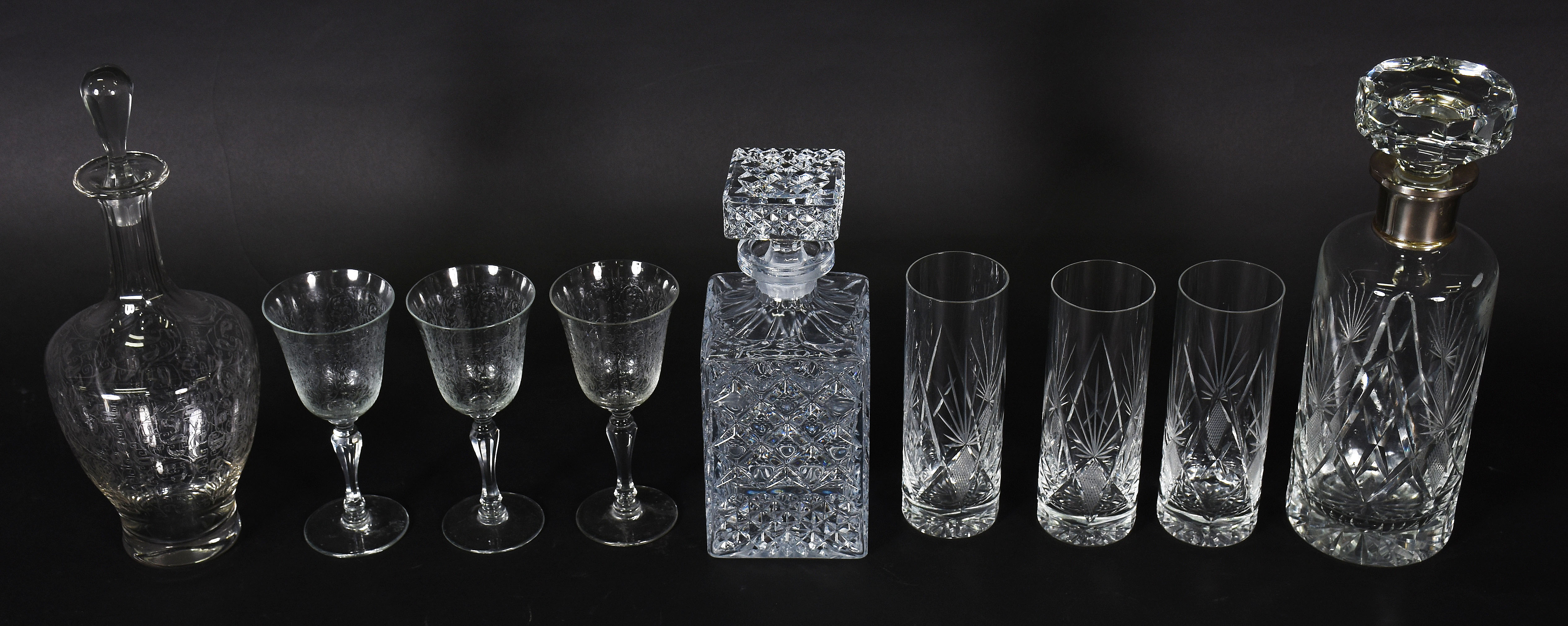 Três garrafas de cristal diversas , 3 copos longos e 3 cálices... - foto 1 de 9