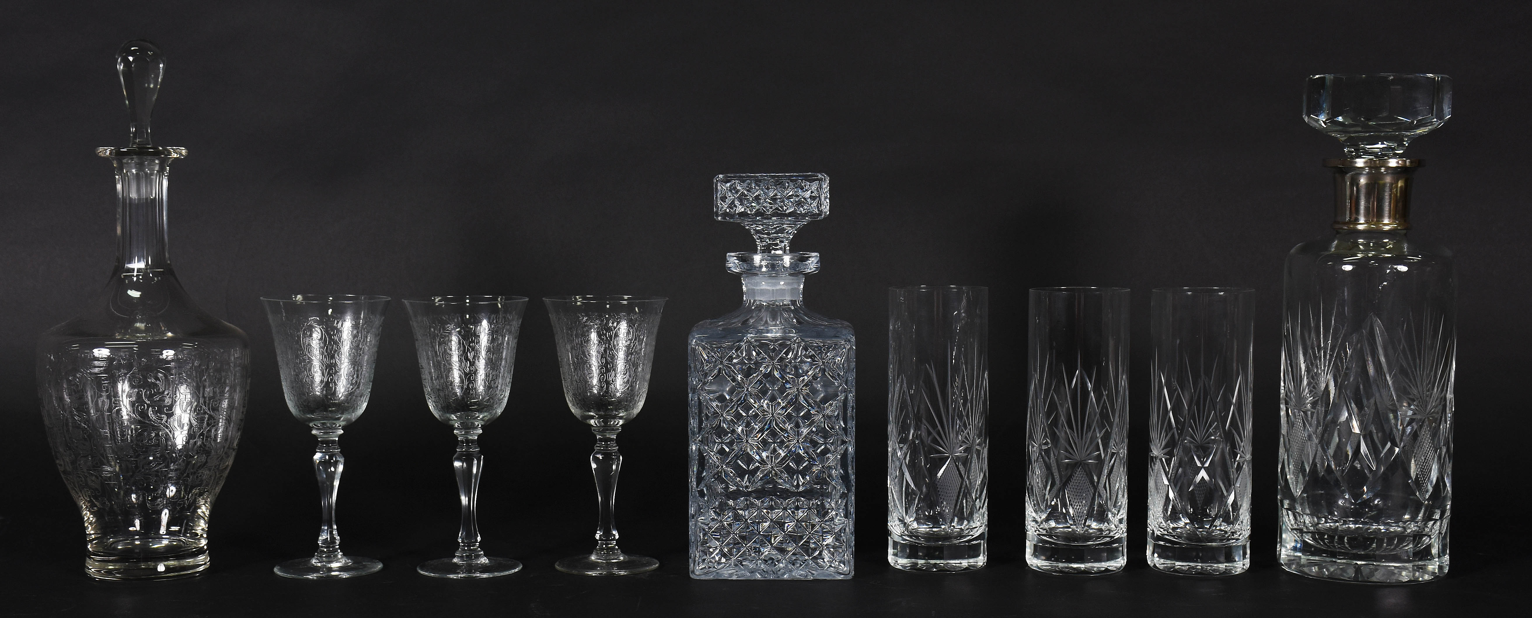 Três garrafas de cristal diversas , 3 copos longos e 3 cálices... - foto 2 de 9