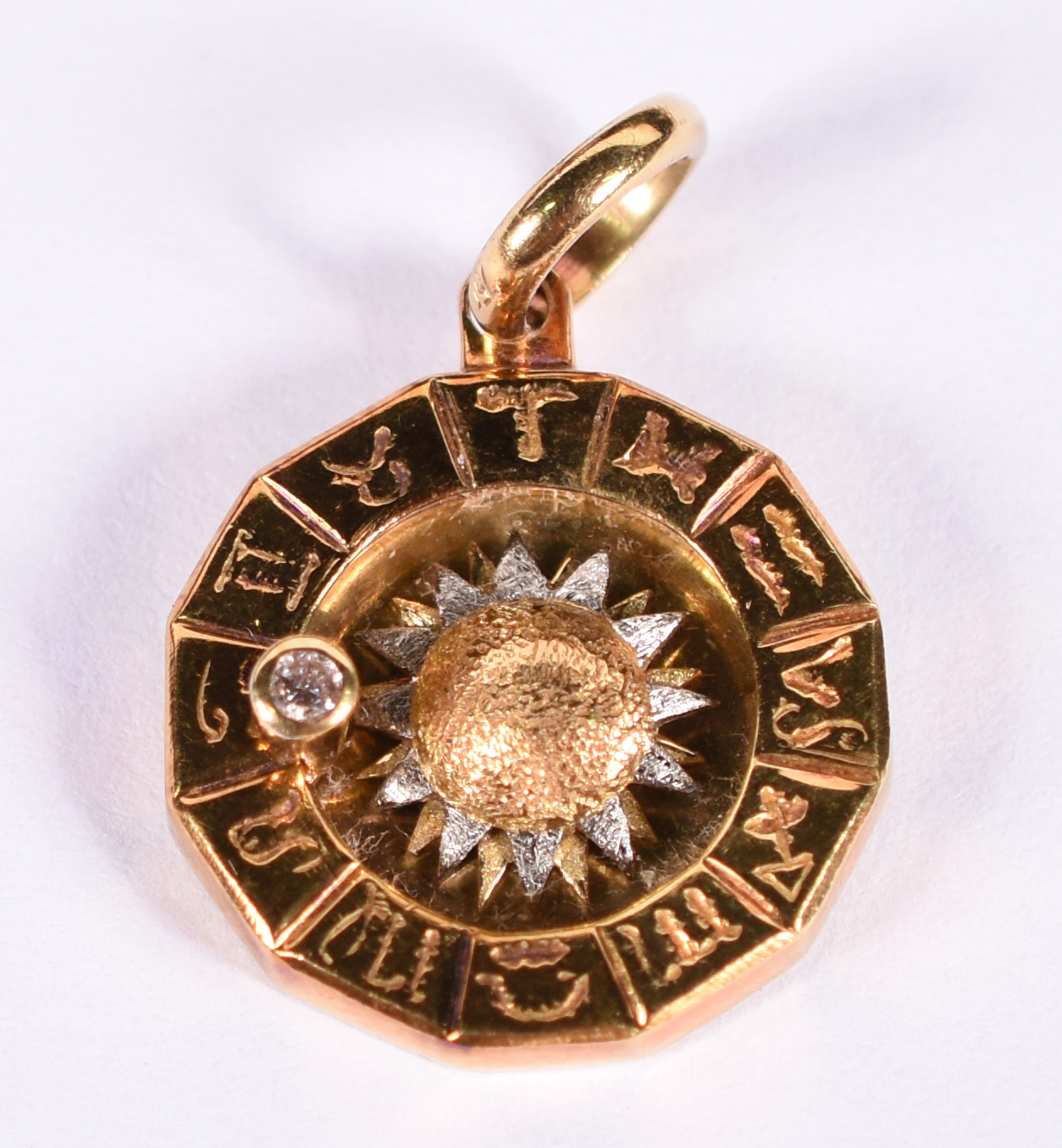 Pendente de ouro 18 k com sol e signos .( Por questão de segurança a... - foto 1 de 4