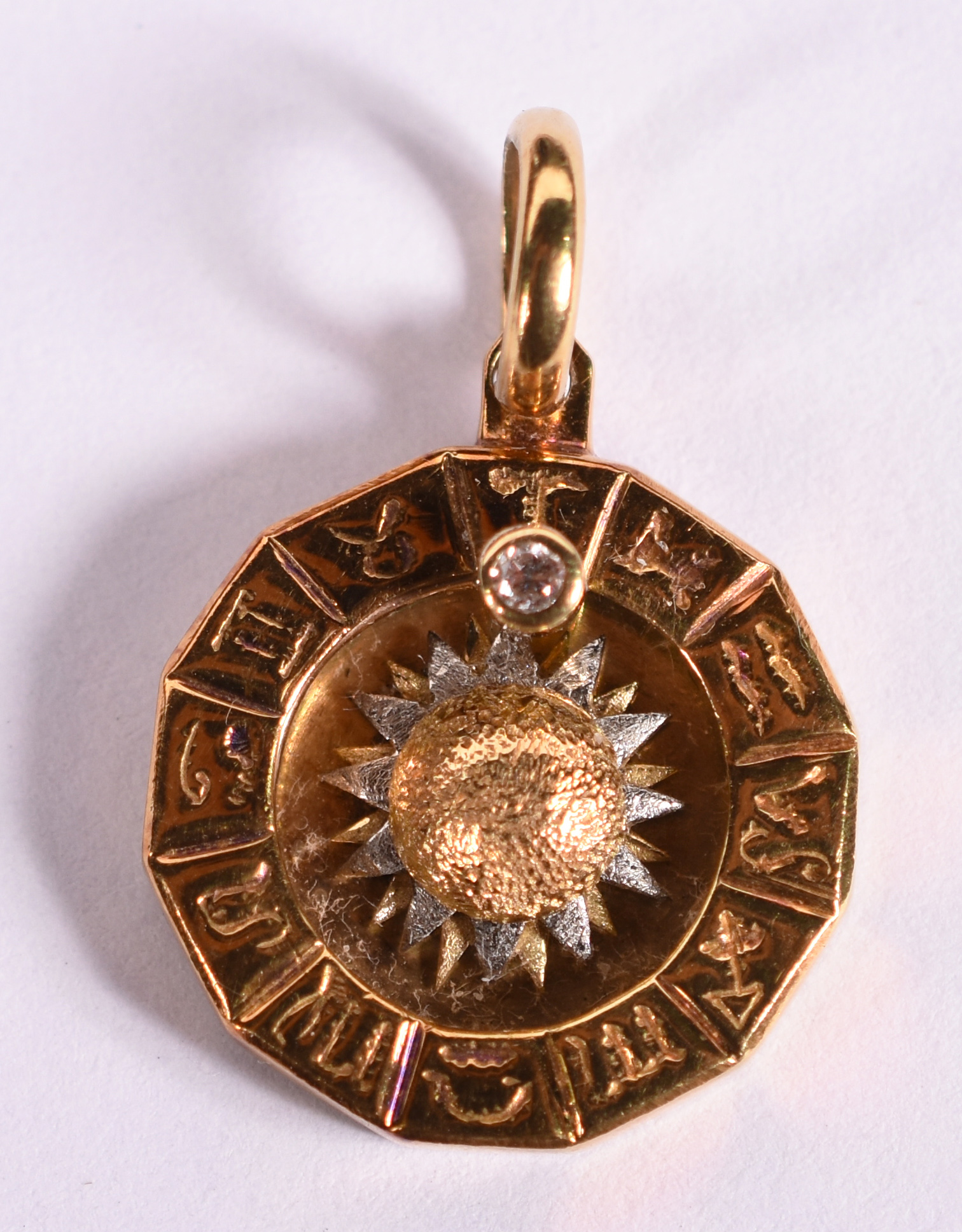 Pendente de ouro 18 k com sol e signos .( Por questão de segurança a... - foto 4 de 4