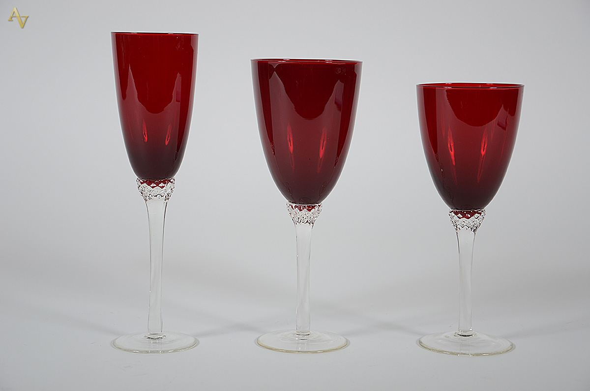 Jogo com 18 copos na cor vermelha, sendo 6 para água, 6 para vinho e...