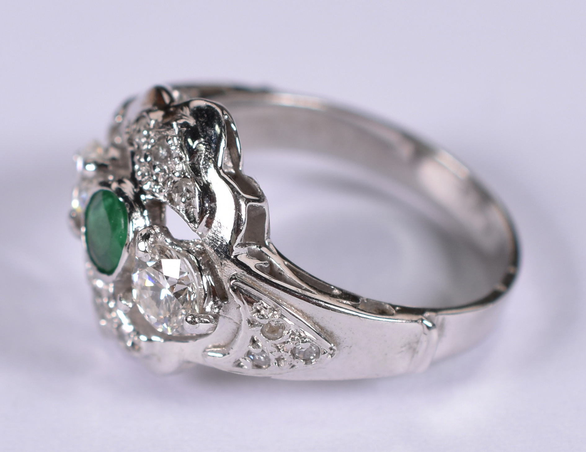Anel de ouro 18 k branco com brilhantes e esmeralda . Aro 14 ( Por... - foto 2 de 3