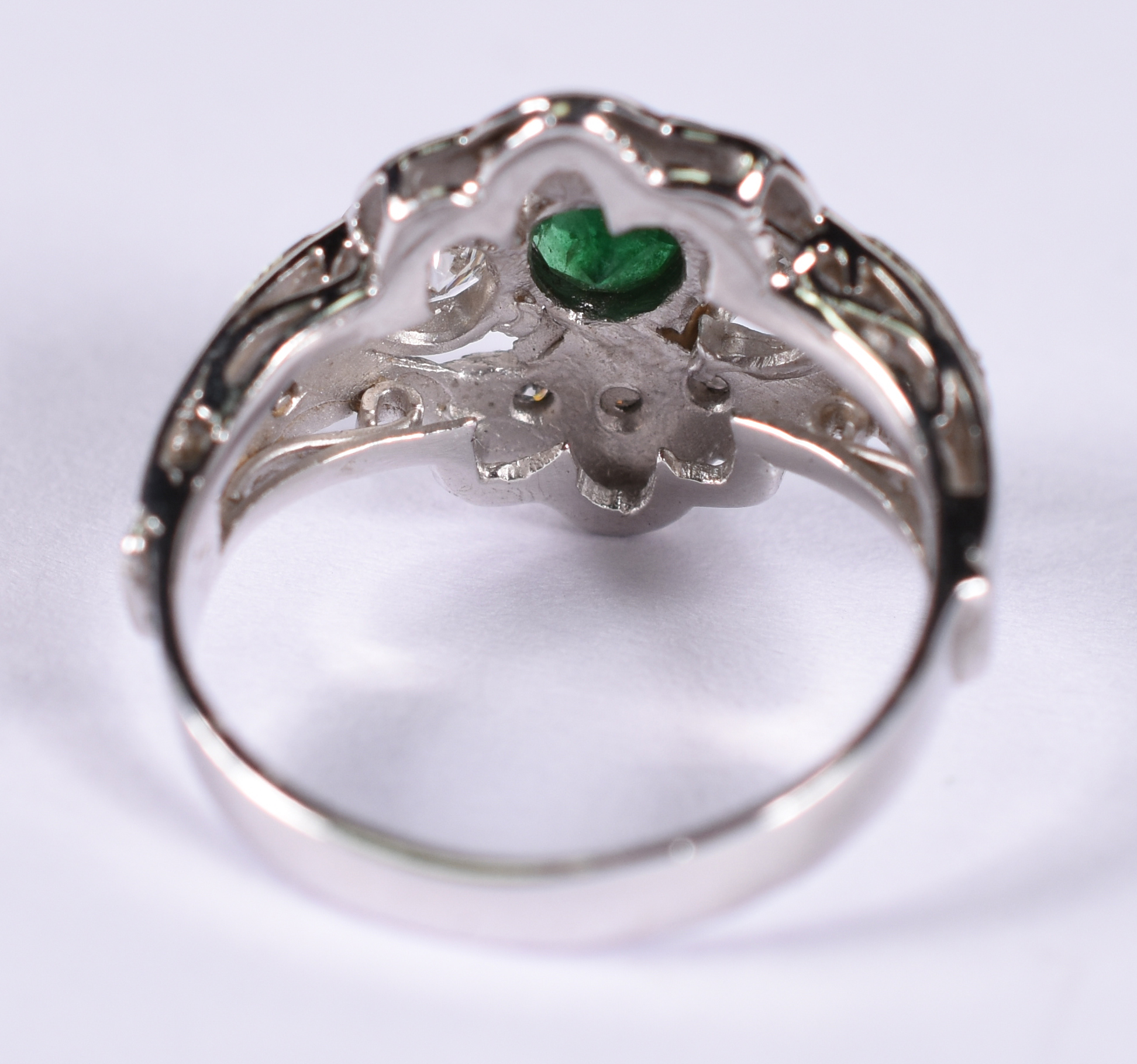 Anel de ouro 18 k branco com brilhantes e esmeralda . Aro 14 ( Por... - foto 3 de 3