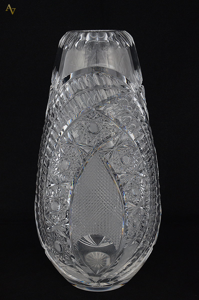 Vaso de cristal da Bohemia lapidado. Altura 32 cm. - foto 1 de 2