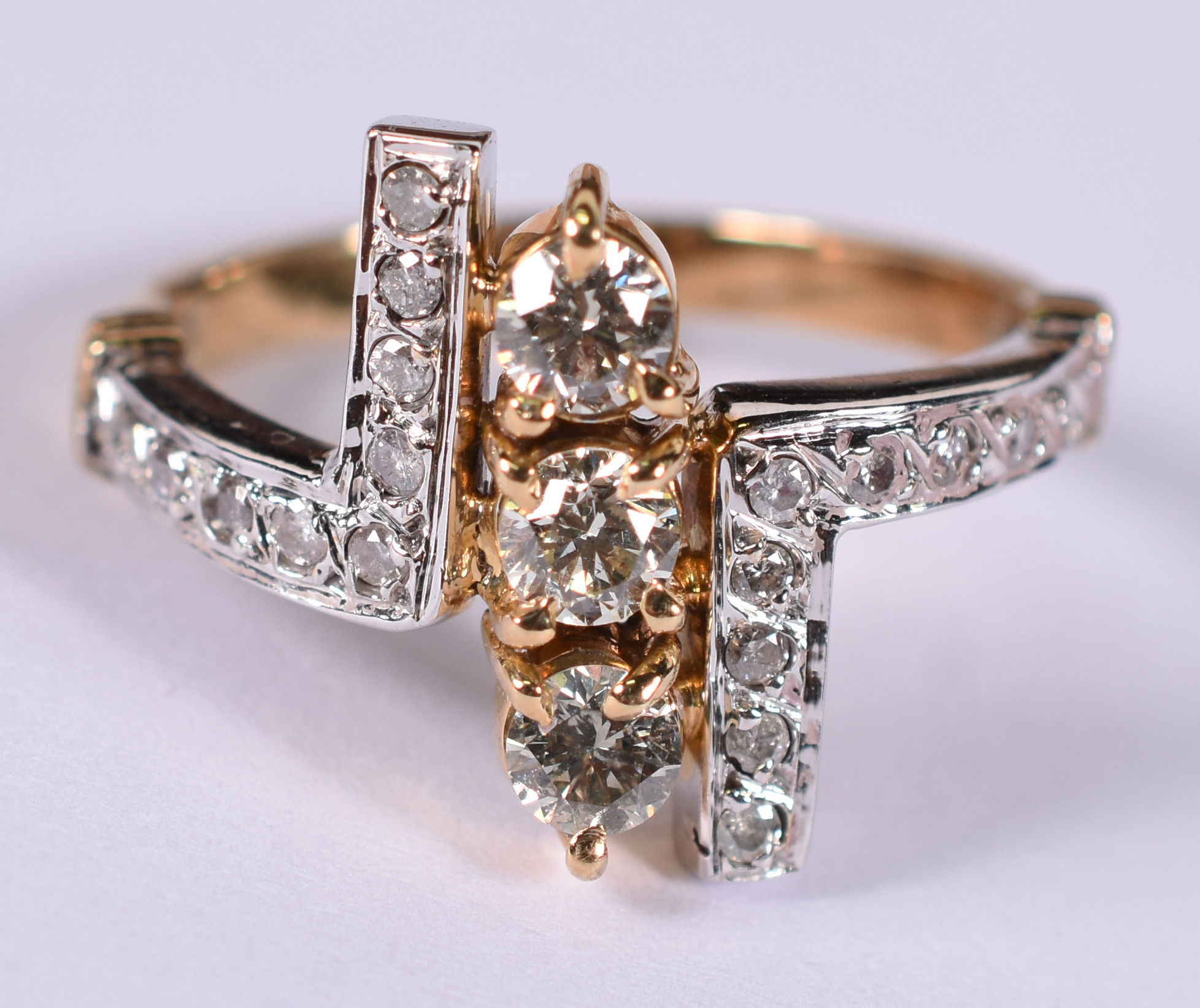Anel de ouro branco 18 k e amarelo com brilhantes . Aro 19 ( Por... - foto 1 de 3