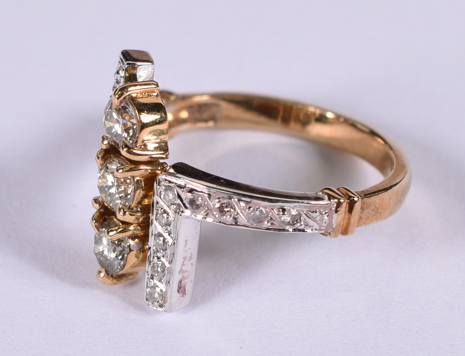 Anel de ouro branco 18 k e amarelo com brilhantes . Aro 19 ( Por... - foto 2 de 3