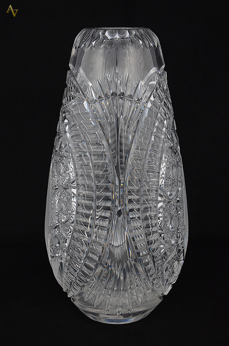 Vaso de cristal da Bohemia lapidado. Altura 32 cm. - foto 2 de 2
