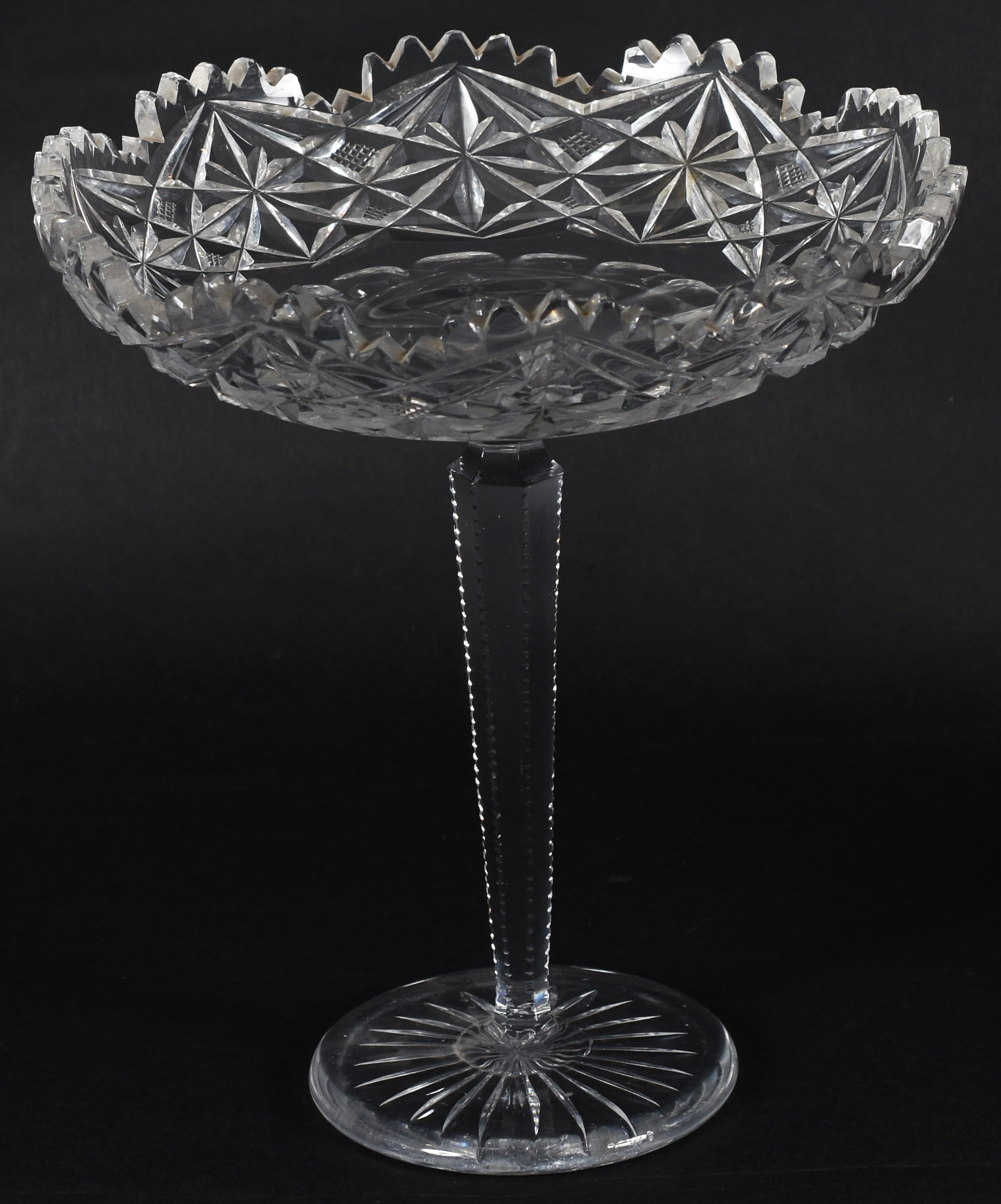 Fruteira de pé – Cristal Baccarat – Decoração lapidada no prato, na... - foto 1 de 4