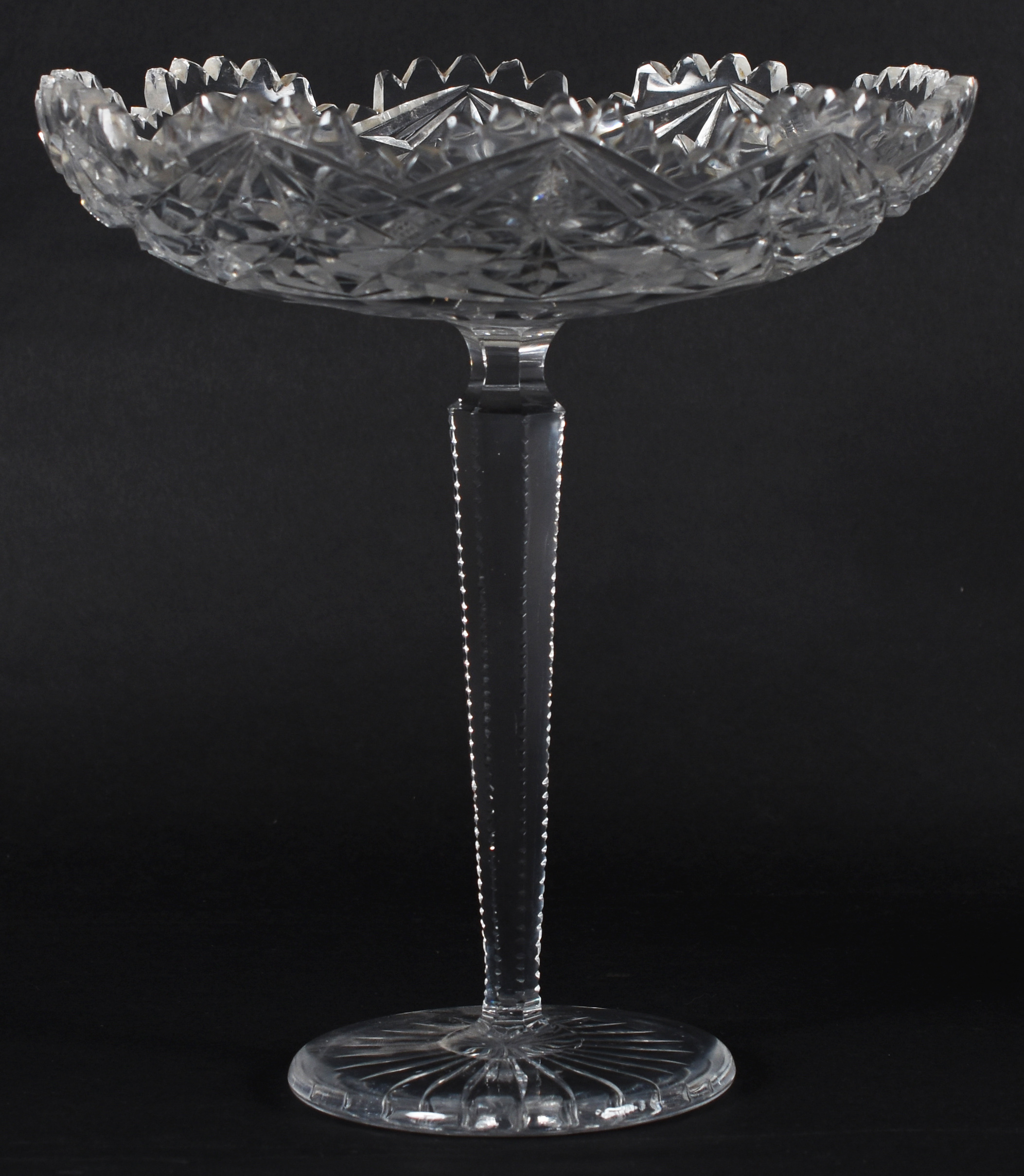 Fruteira de pé – Cristal Baccarat – Decoração lapidada no prato, na... - foto 2 de 4