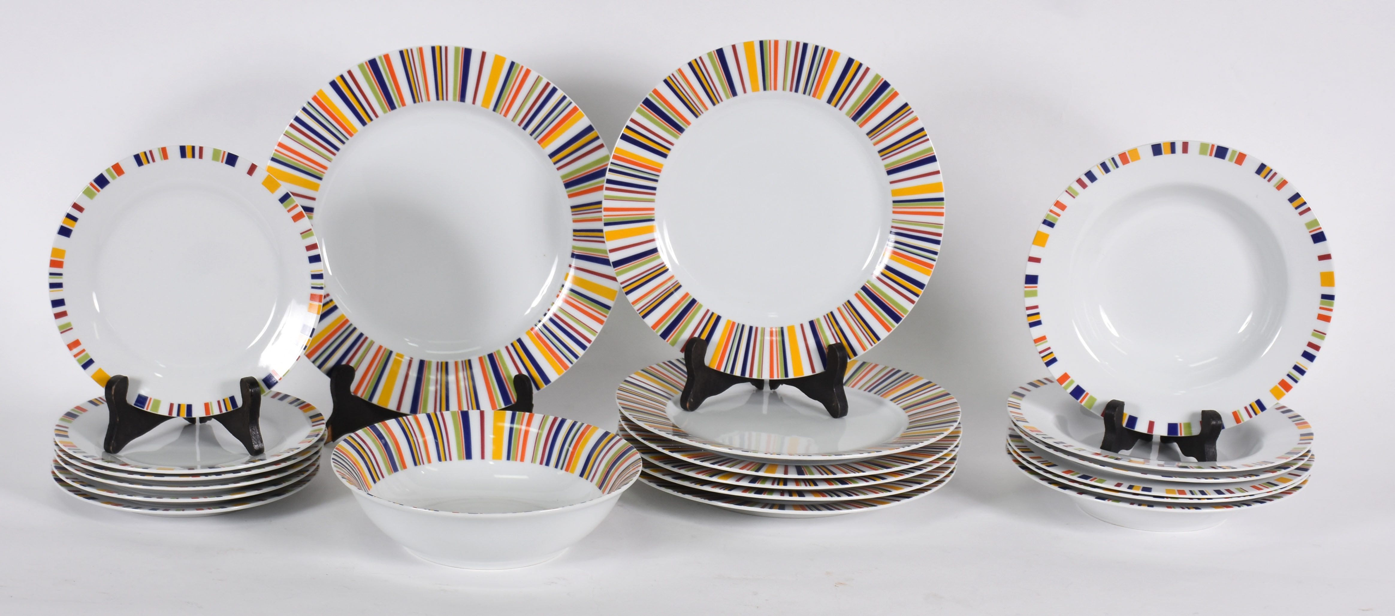 Aparelho de jantar de porcelana Dynasty branca com borda em frisos... - foto 1 de 2