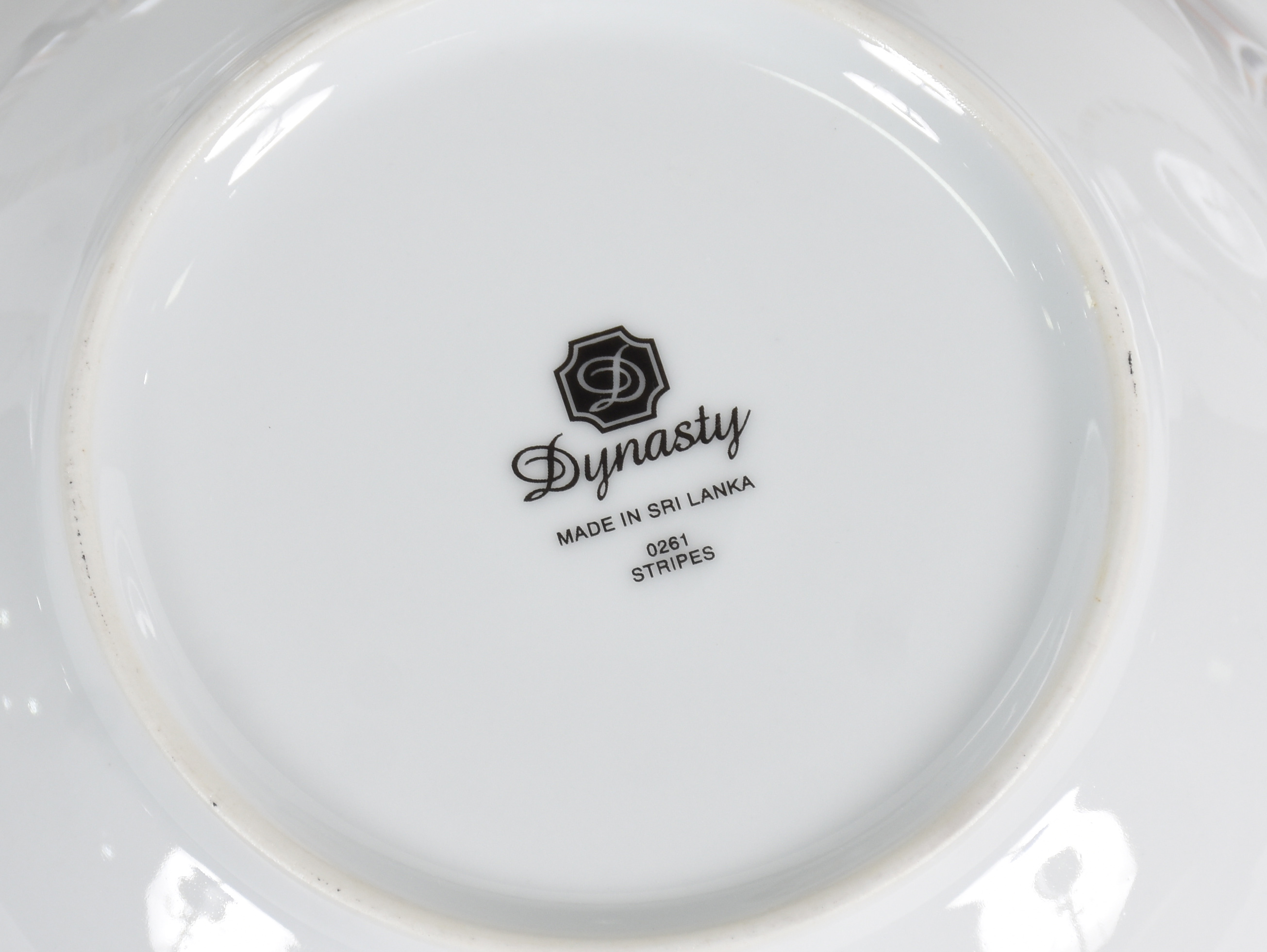 Aparelho de jantar de porcelana Dynasty branca com borda em frisos... - foto 2 de 2